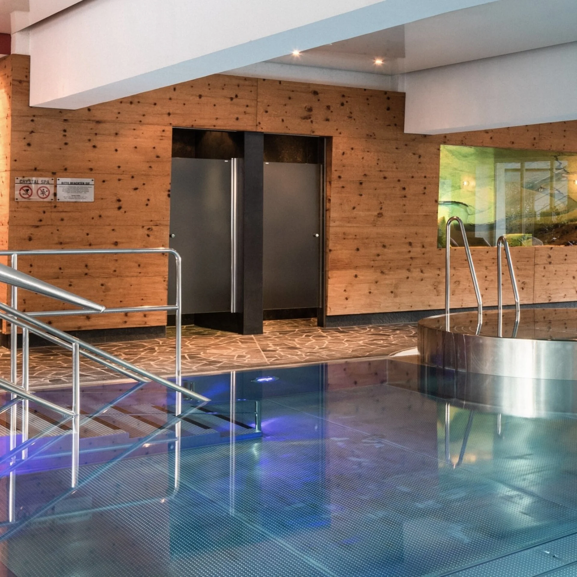 Wasserwelt Moderner Wellnessbereich mit Innenpool und Holzverkleidung an den Wänden