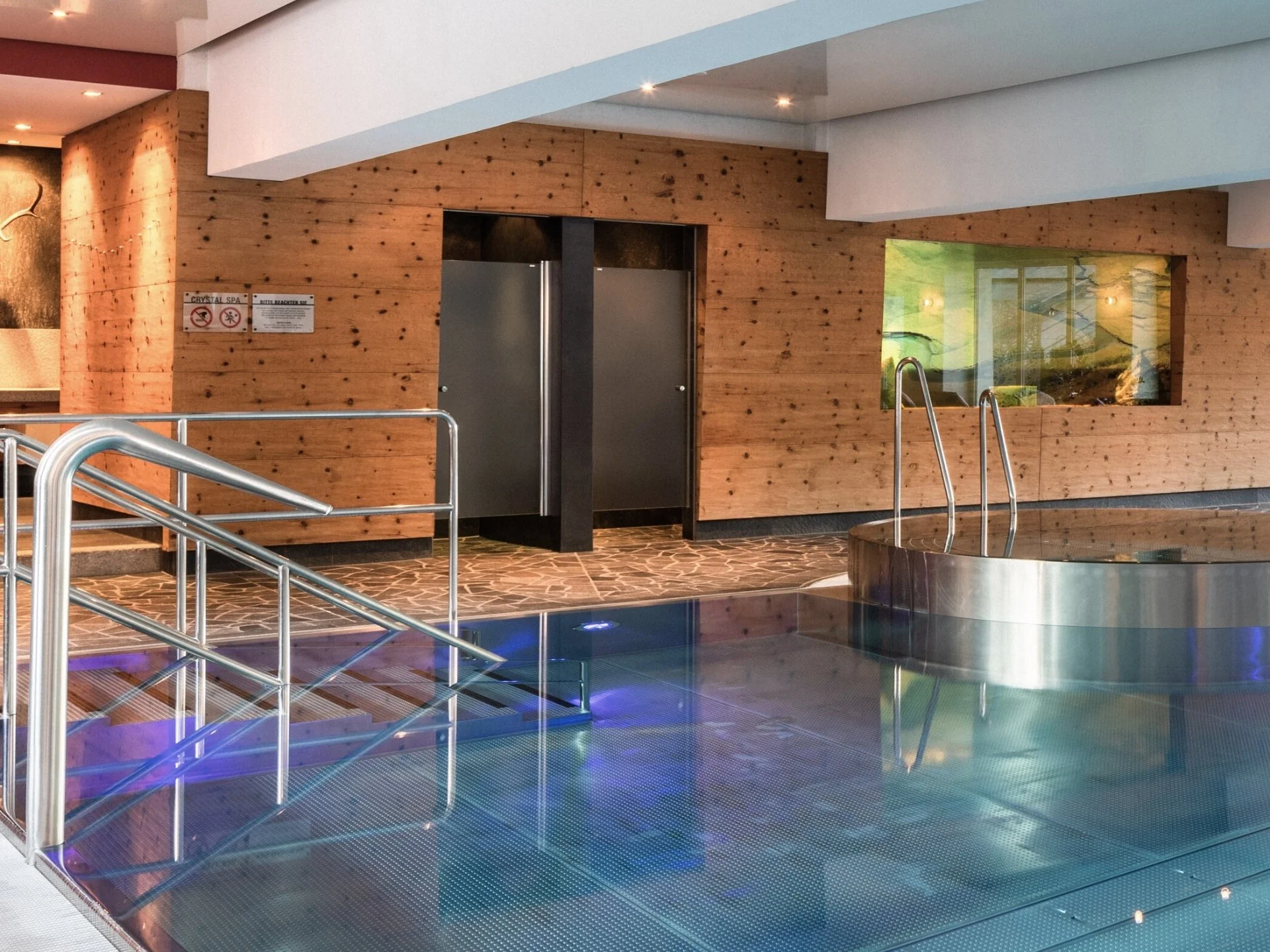 Eisbaden Moderner Wellnessbereich mit Innenpool und Holzverkleidung an den Wänden