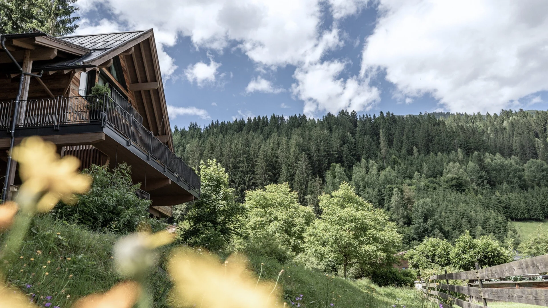 Baumhaus Holzhaus am Waldrand mit grünen Bäumen und blauem Himmel