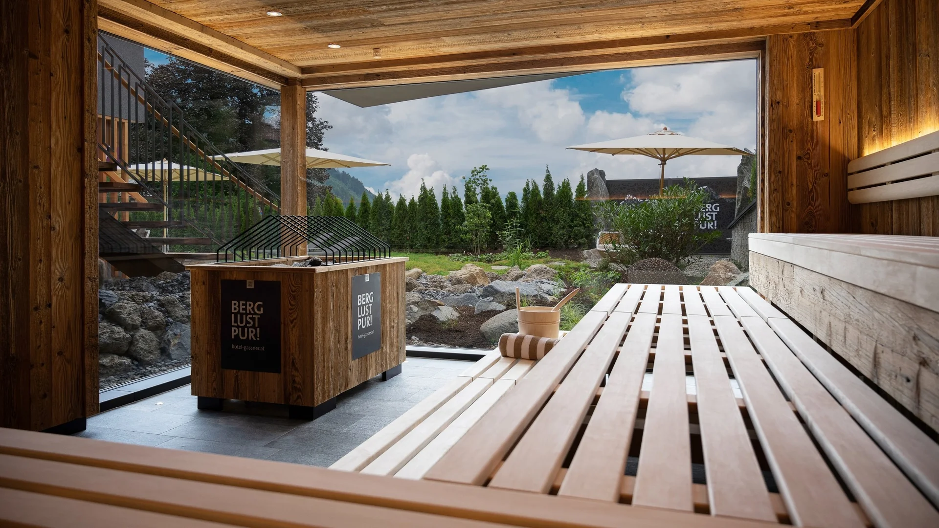 Golfen Moderner Holzsauna mit Blick auf Garten und Berge bei Tageslicht