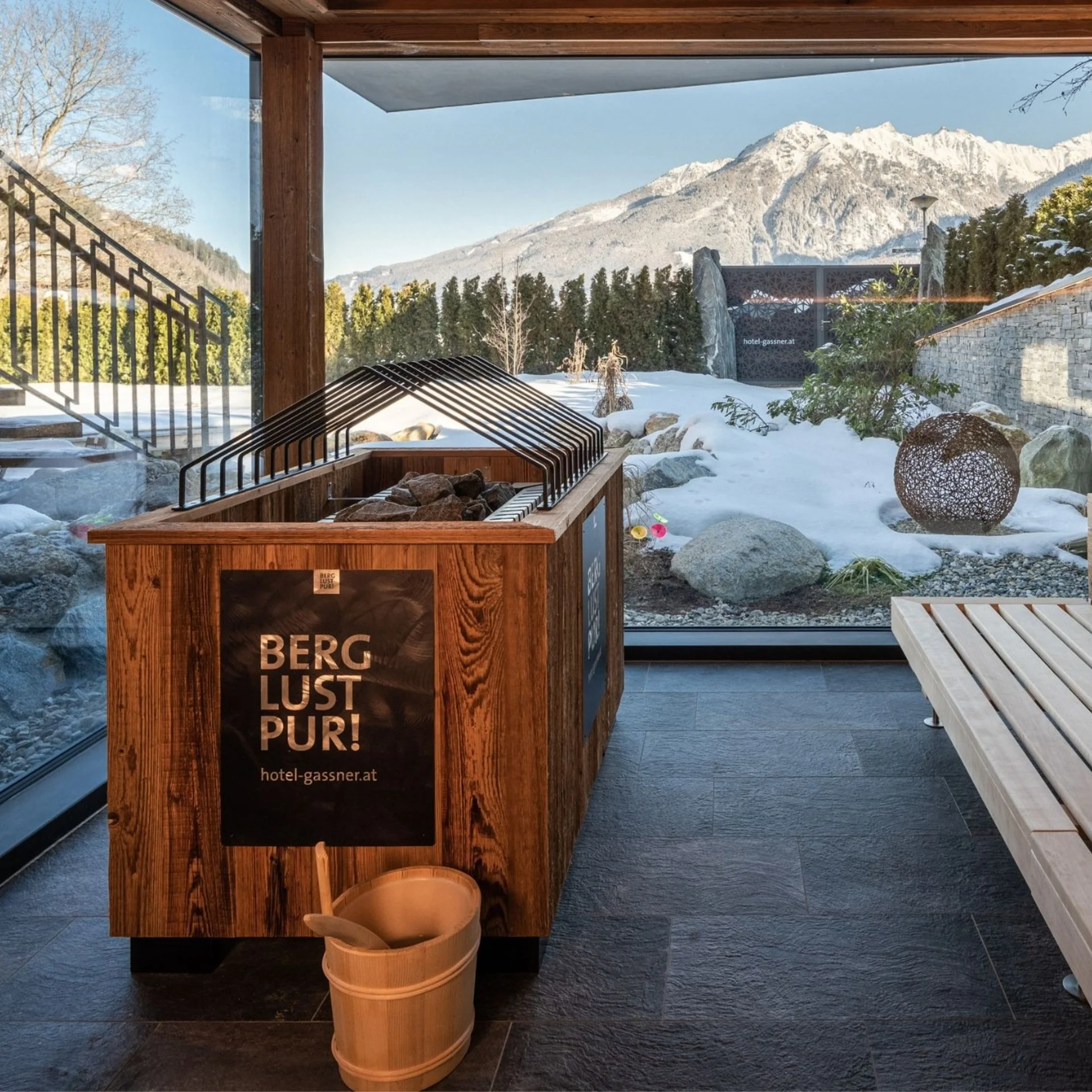 Day Spa Sauna mit Blick auf verschneite Berge und Garten im Hotel Gassner