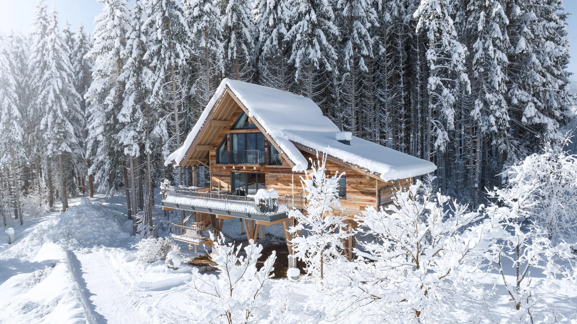 Baumhaus Verschneite Holzhütte im Wald mit schneebedecktem Dach und Bäumen