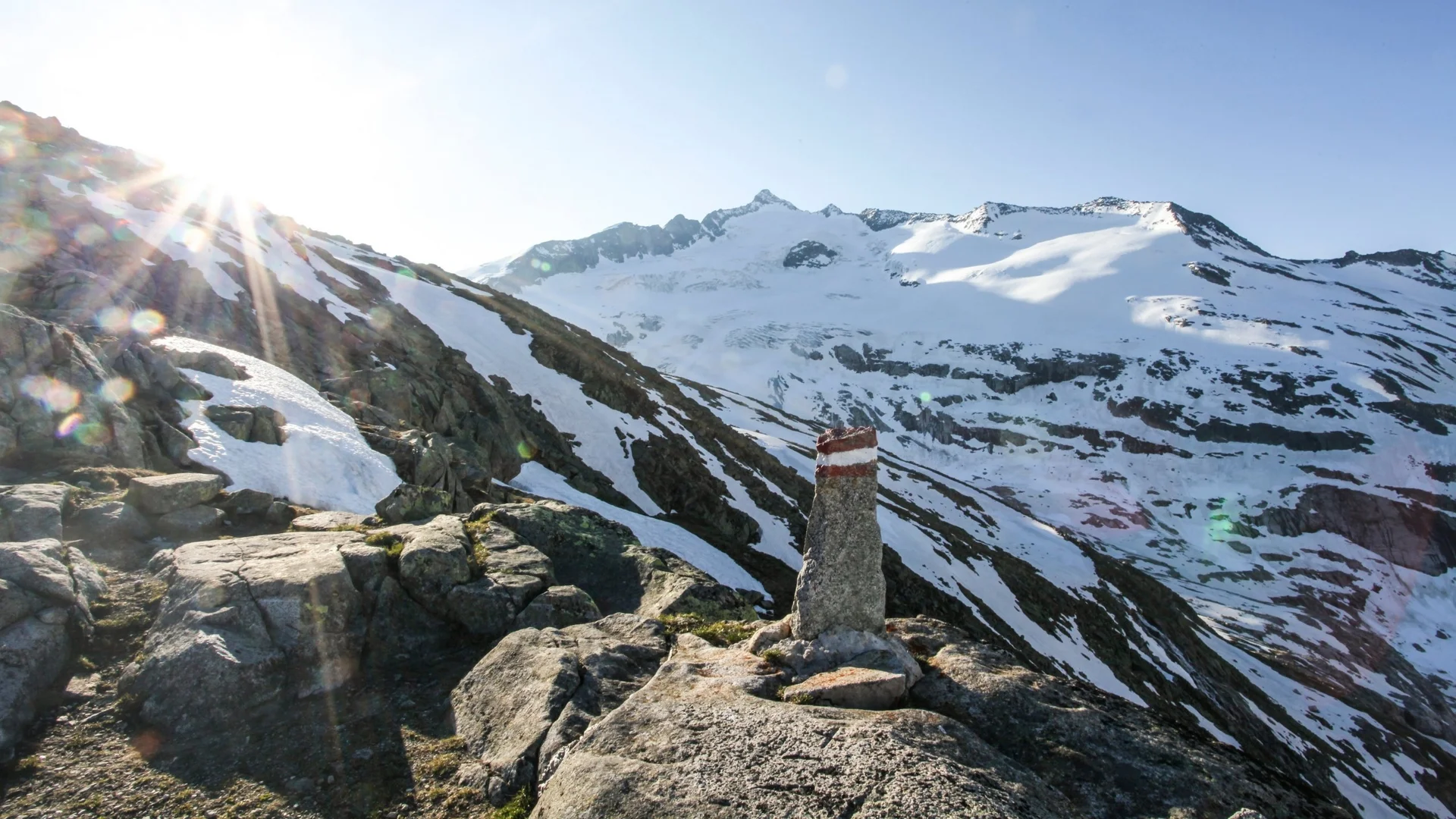 Großvenediger Sonniger Berggipfel mit Schnee und Markierung auf einem Felsen
