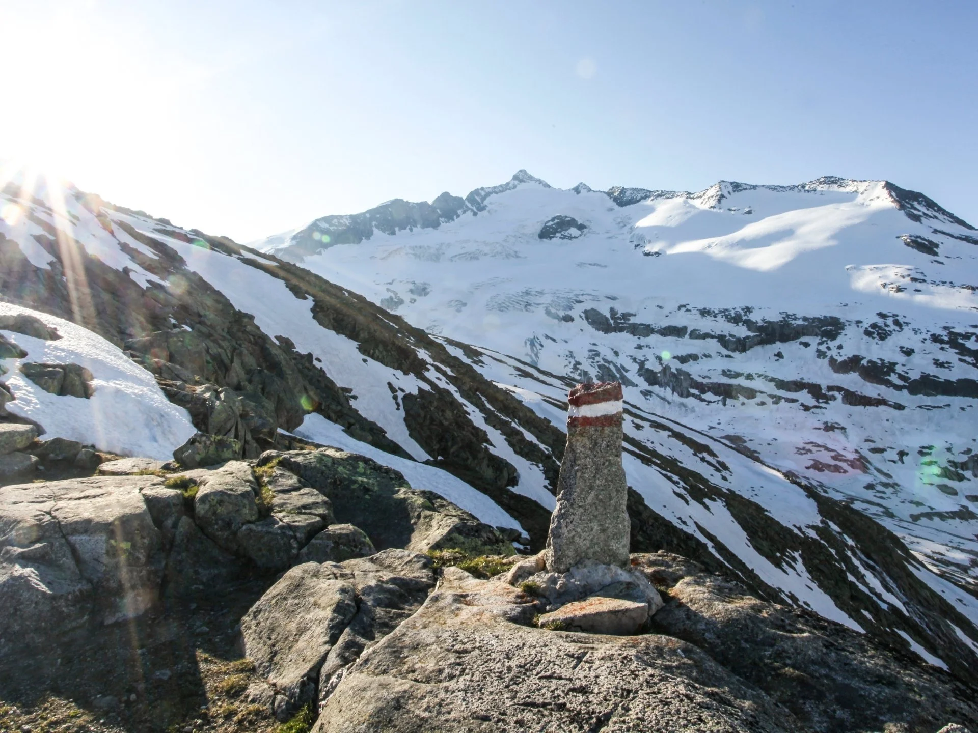 Großvenediger Sonniger Berggipfel mit Schnee und Markierung auf einem Felsen