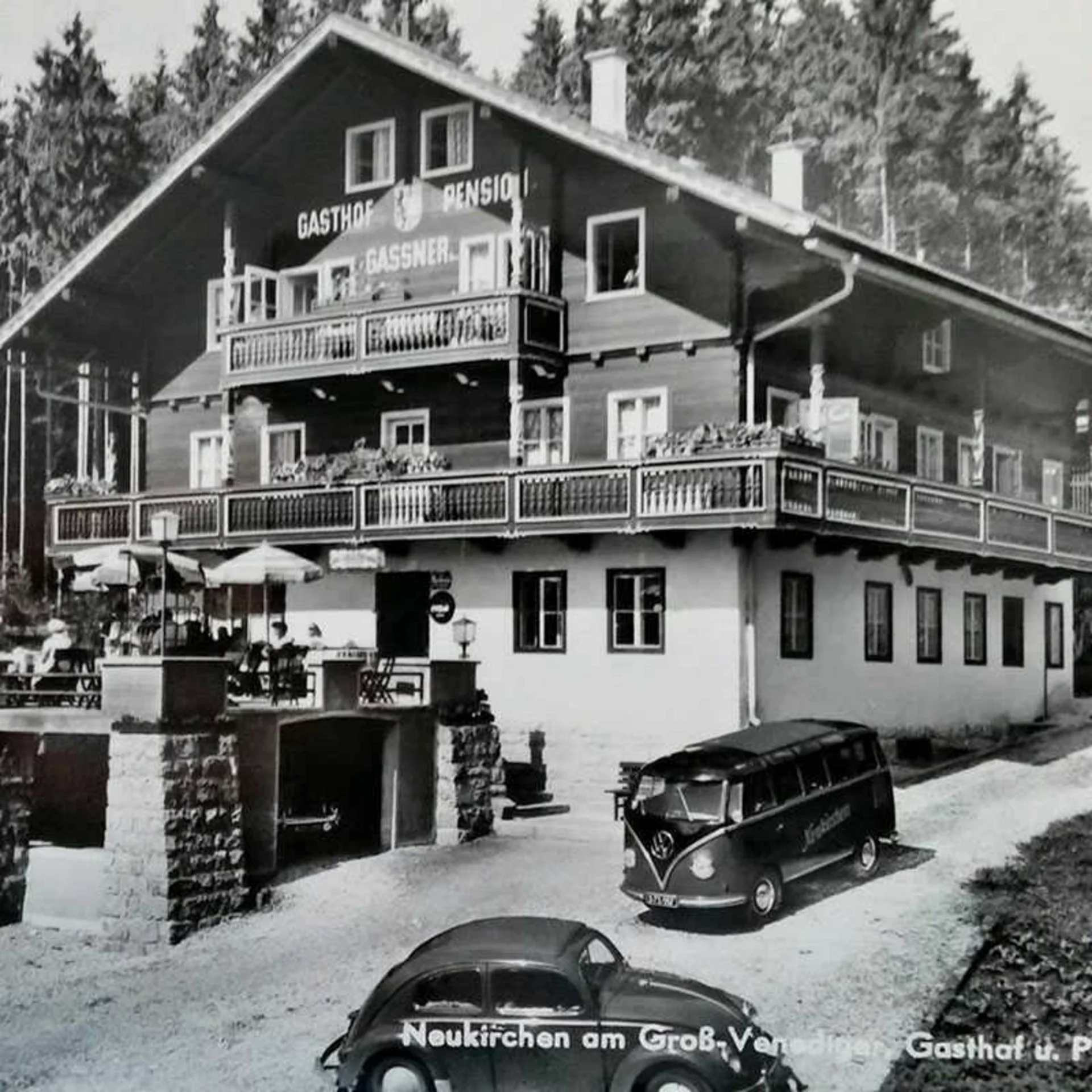 Das Hotel Historisches Foto einer Pension in einem Waldgebiet mit alten Fahrzeugen