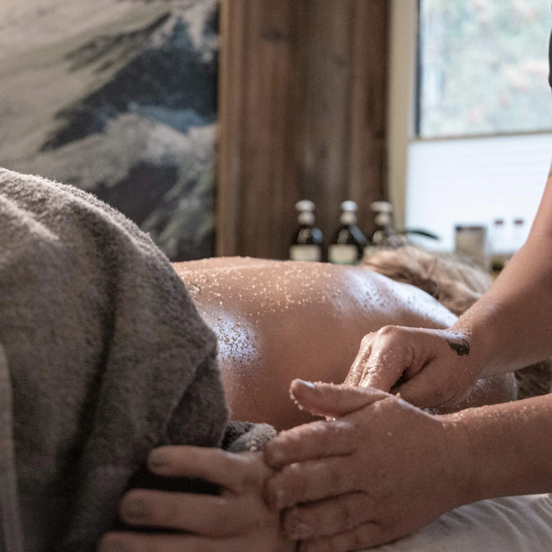 Day Spa Person erhält Ganzkörpermassage mit Peeling im Spa