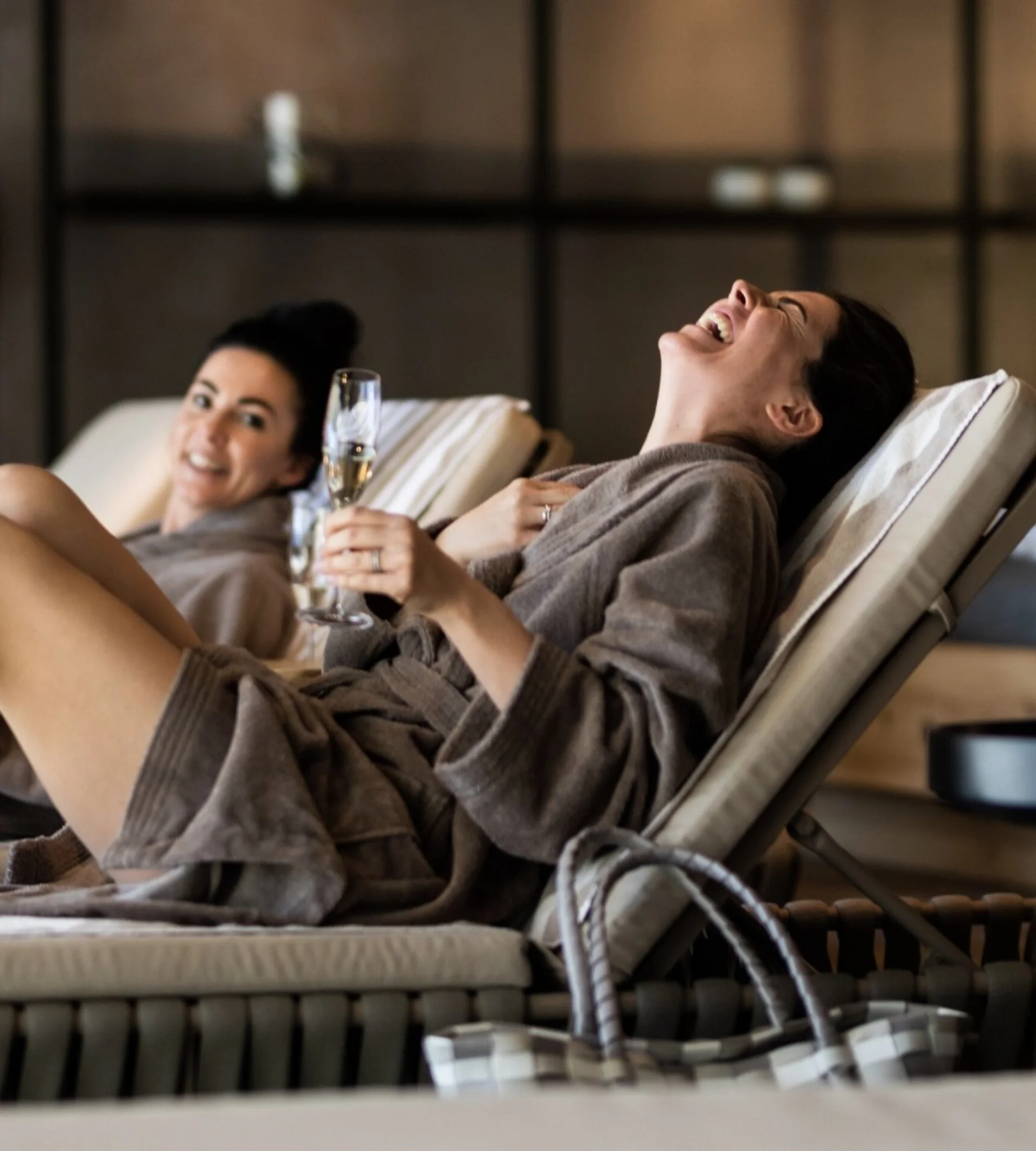 Eisbaden Frauen entspannen in Bademänteln mit Champagner in einer Spa-Lounge