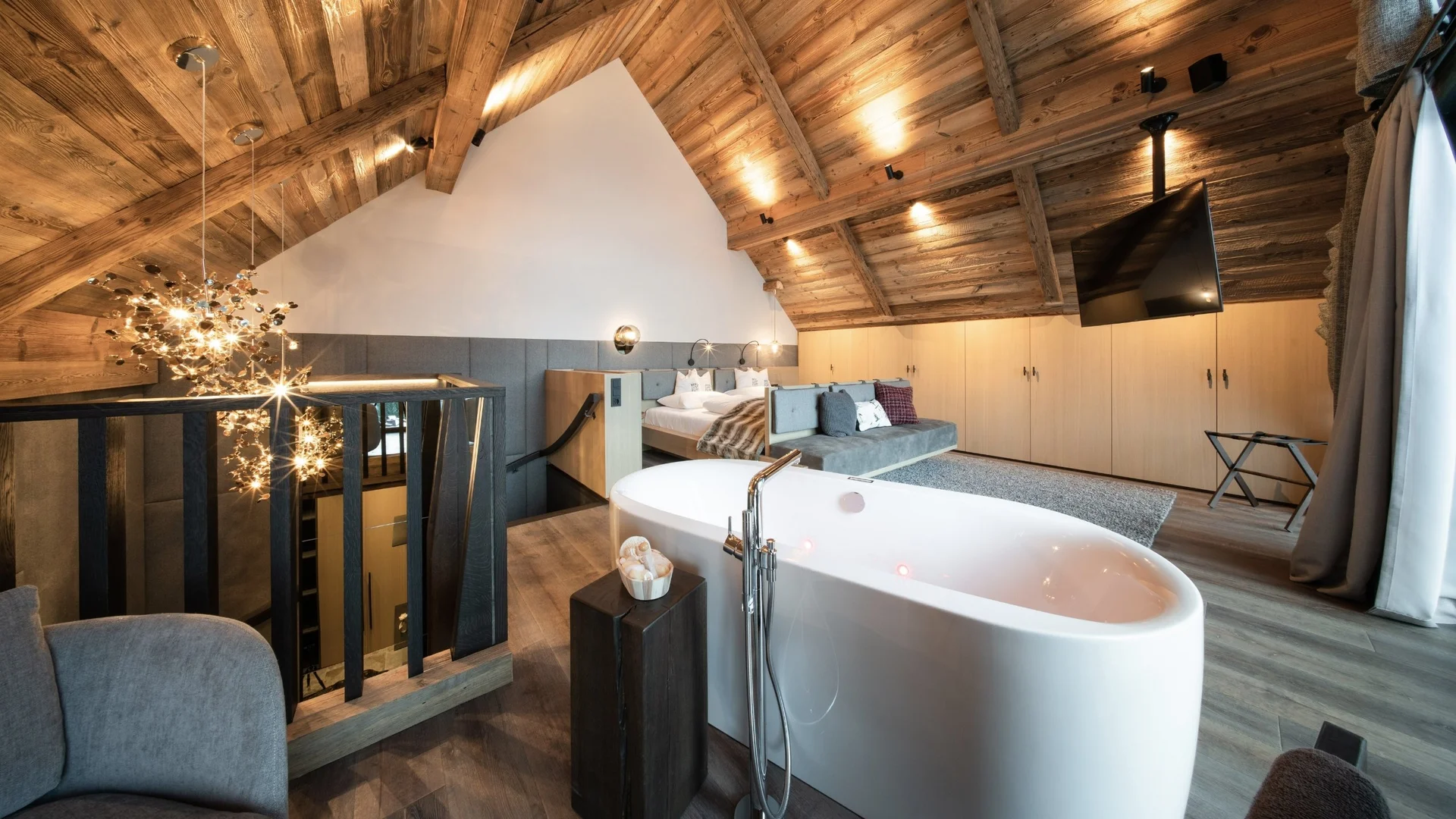 Home Gemütliches Loft mit freistehender Badewanne und Holzdachstühlen