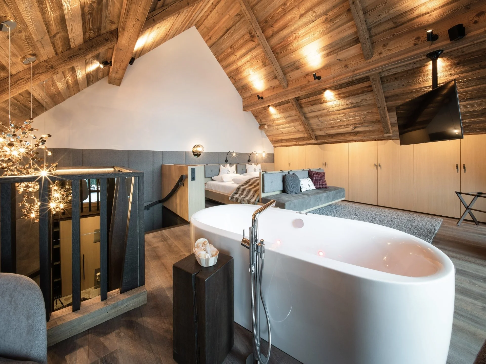 Baumhaus Gemütliches Loft mit freistehender Badewanne und Holzdachstühlen