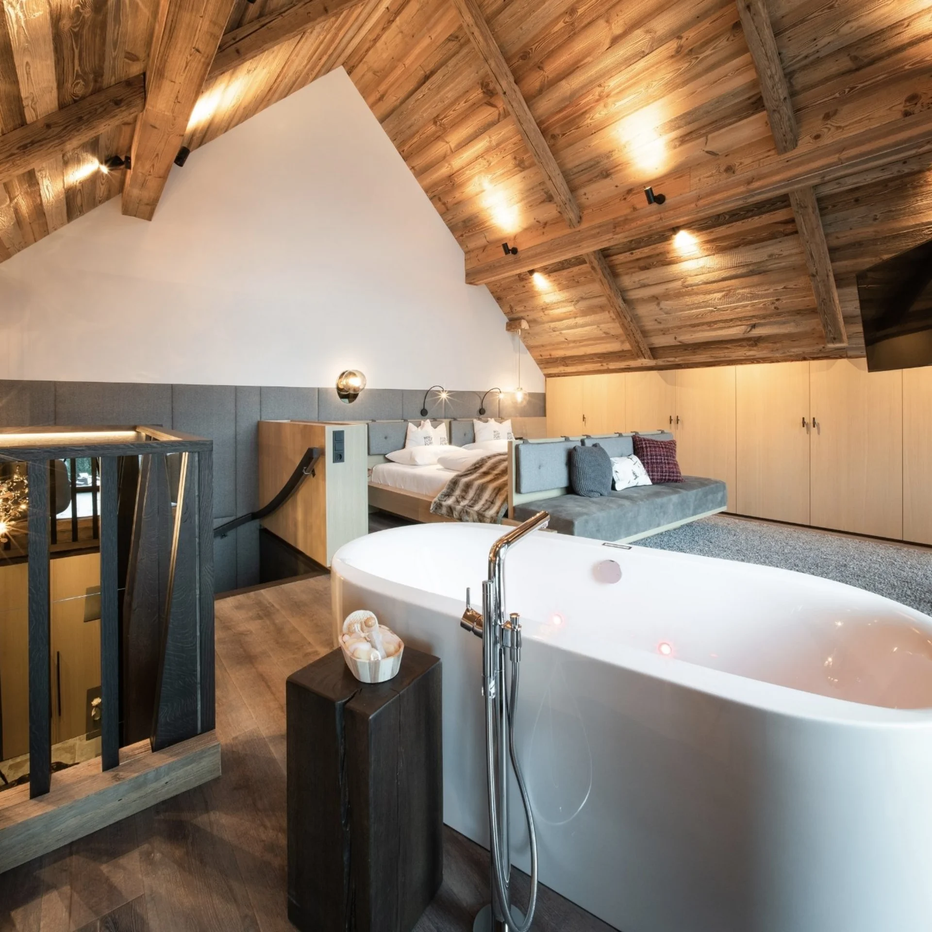 Baumhaus Gemütliches Loft mit freistehender Badewanne und Holzdachstühlen