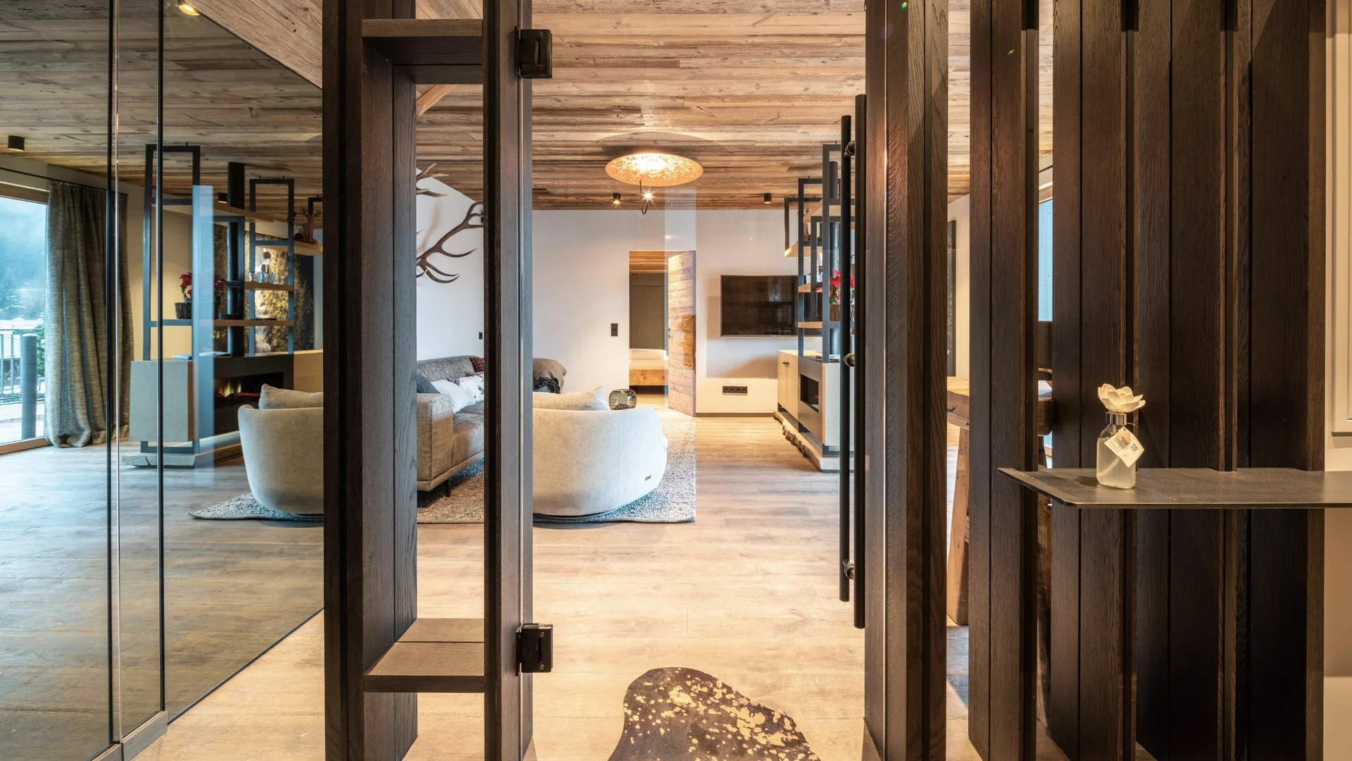 Baumhaus Moderner Wohnraum mit Holzdecken, Glaswänden und gemütlichen Möbeln