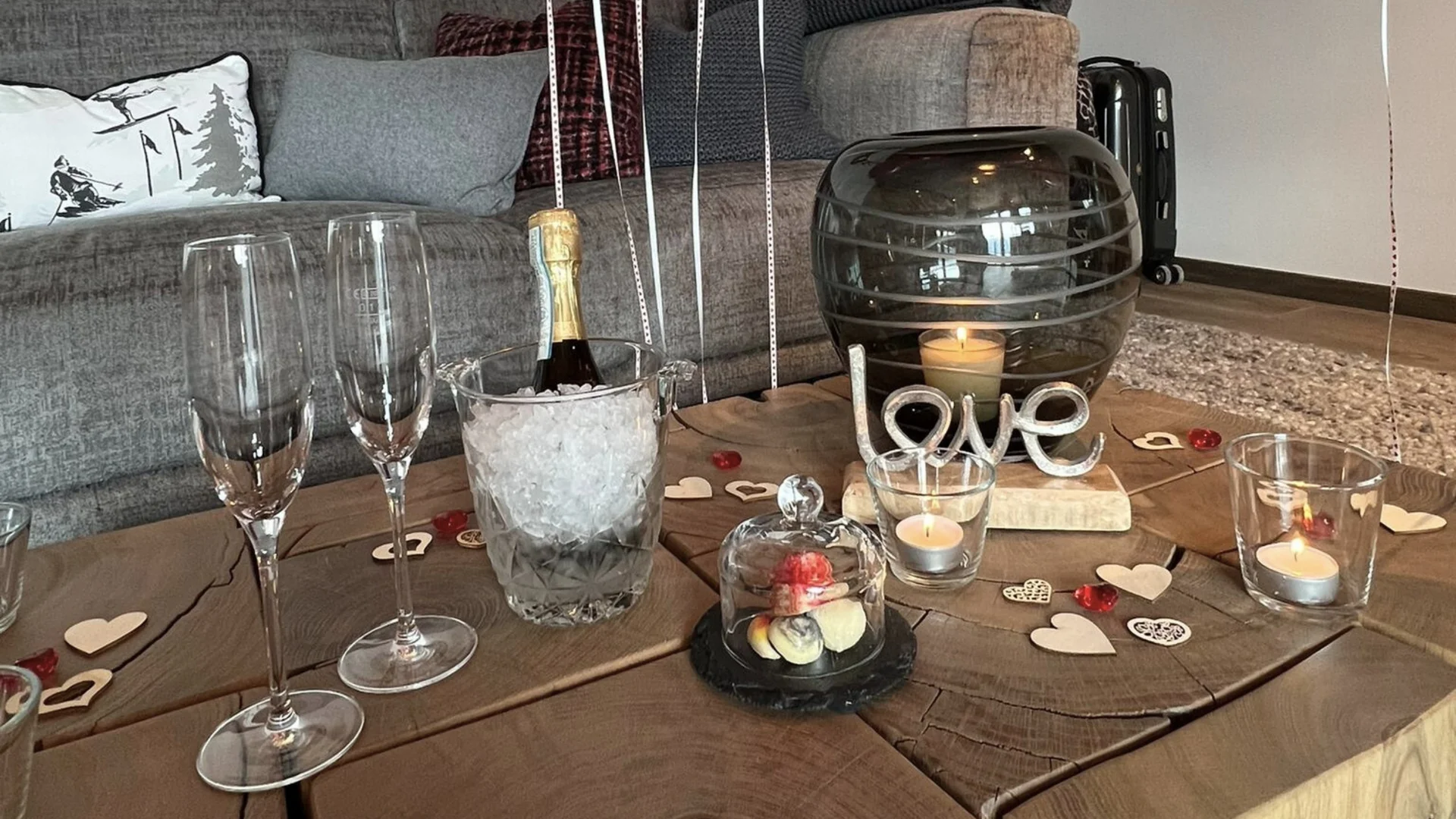 Baumhaus Romantischer Tisch mit Sekt, Kerzen und Liebesdekorationen