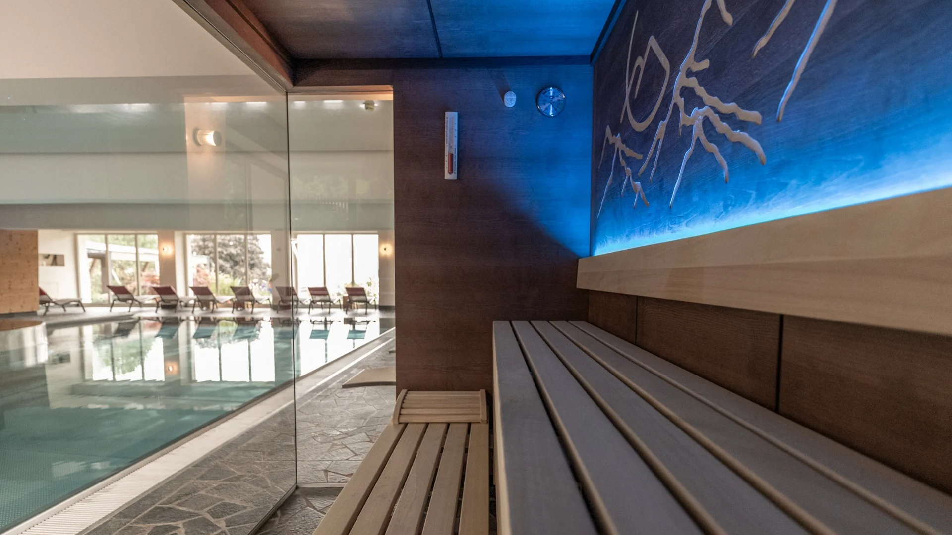 Wasserwelt Innenansicht eines Wellnessbereichs mit Sauna und Schwimmbad