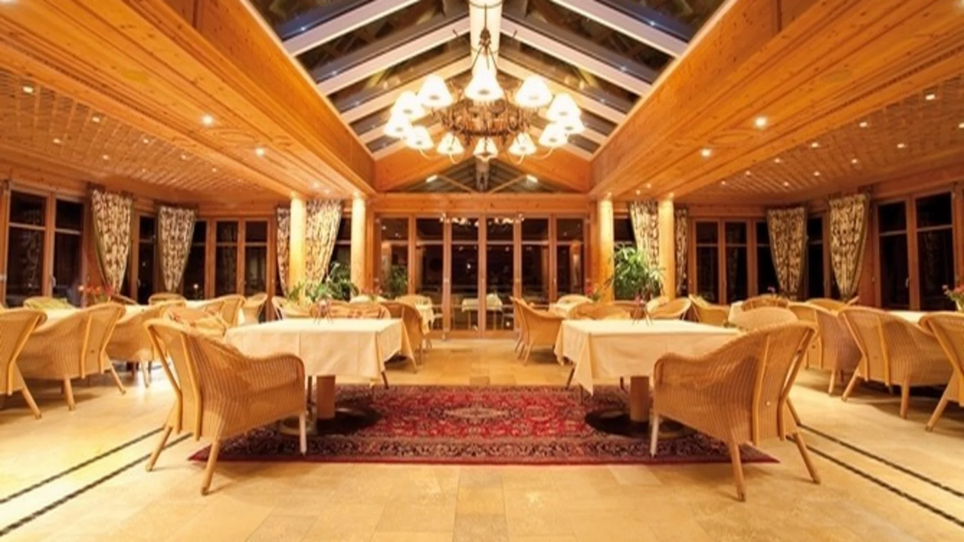 Das Hotel Gemütliches Restaurant mit Holzmöbeln und Kronleuchter im warmen Licht