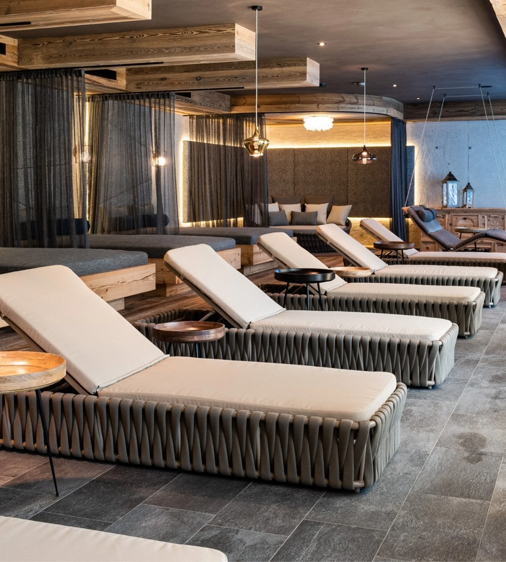 Großvenediger Moderne entspannende Lounge mit Liegestühlen und Holzakzenten