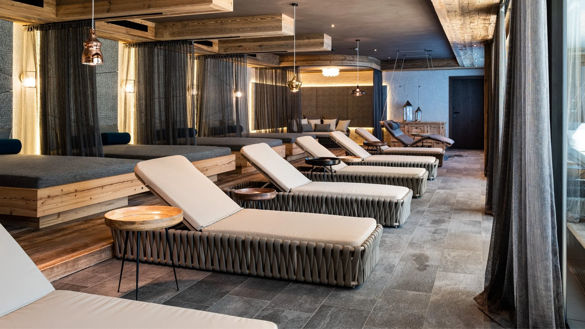 Benefits im Hotel Moderne entspannende Lounge mit Liegestühlen und Holzakzenten