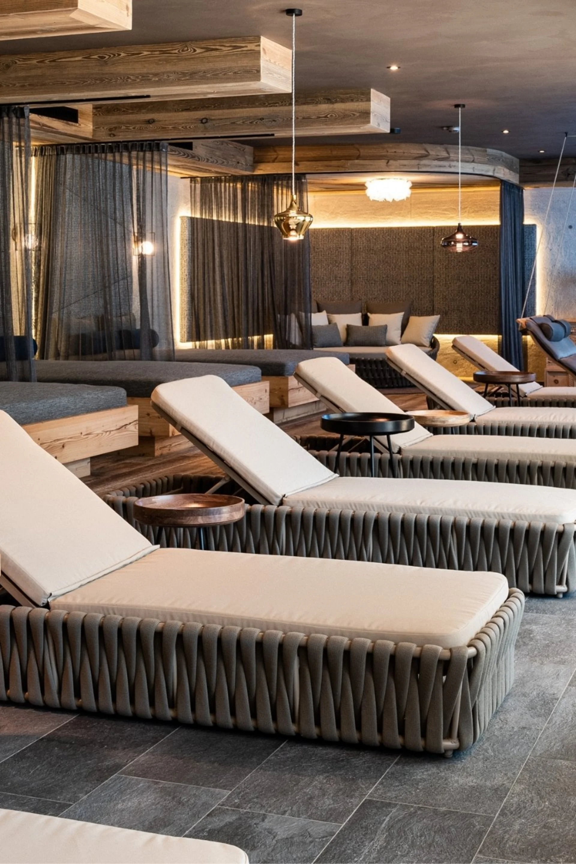 Inklusivleistungen Moderne entspannende Lounge mit Liegestühlen und Holzakzenten