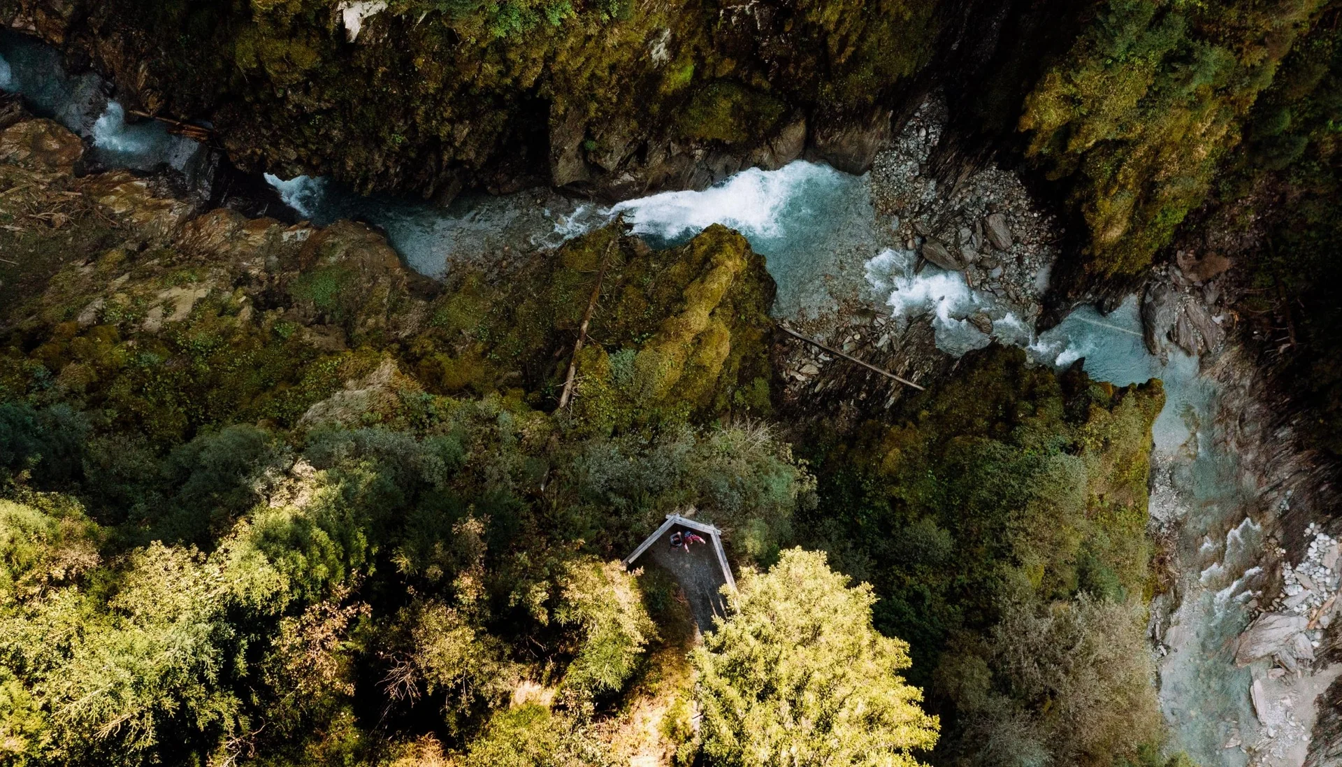 Tourentipps Luftaufnahme eines Flusses, der von bewaldeten Felsen eingeschlossen ist
