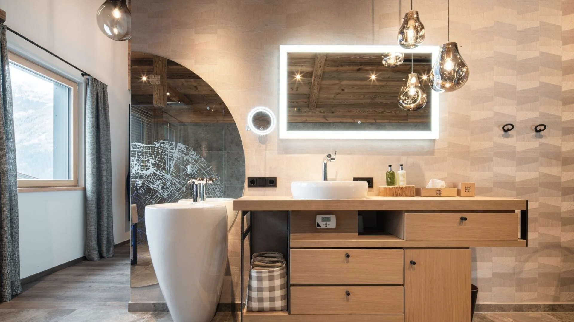 Baumhaus Modernes Badezimmer mit Holzwaschtisch, beleuchtetem Spiegel und freistehender Badewanne