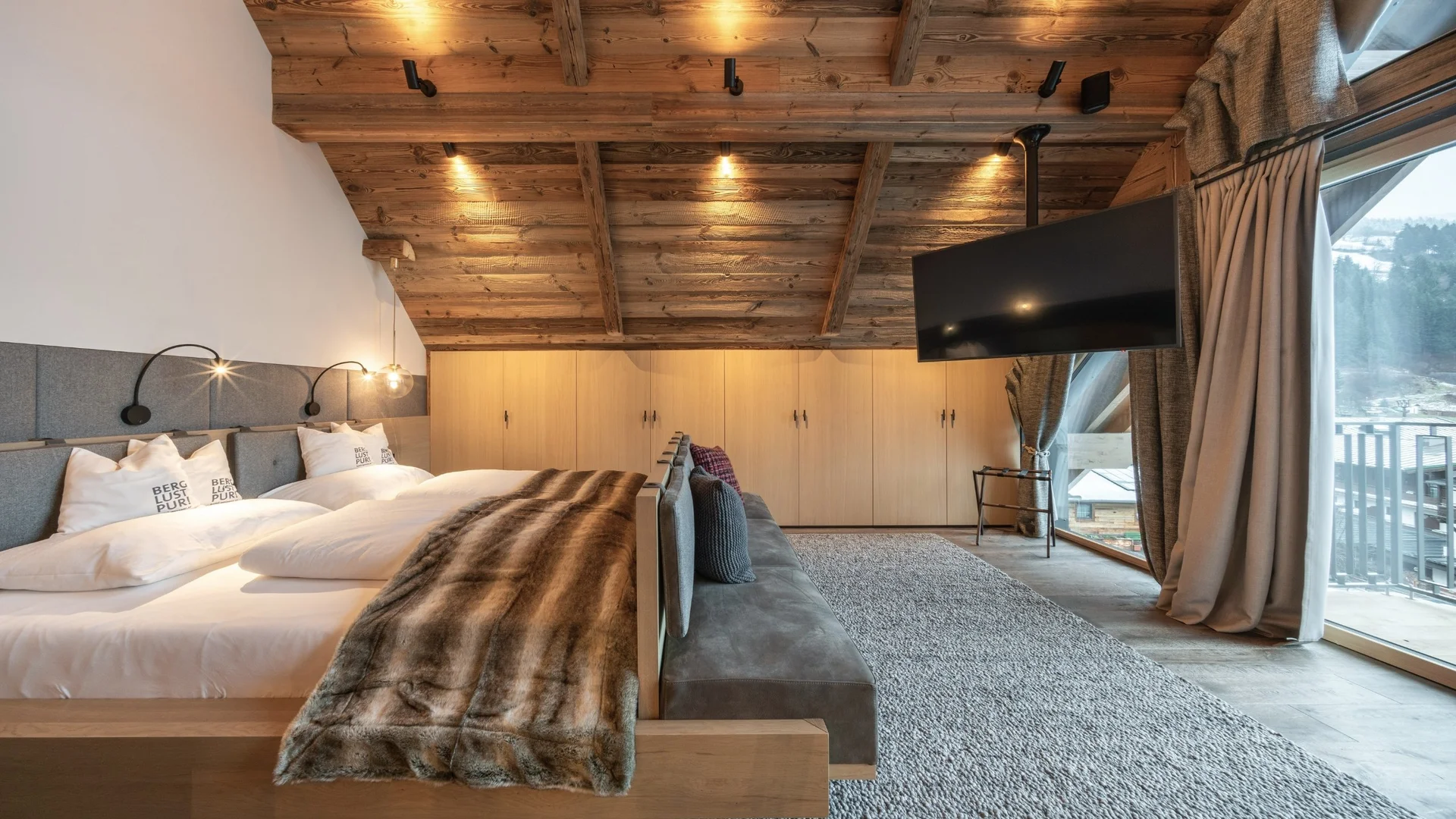 Baumhaus Gemütliches Schlafzimmer mit Holzbalken, TV und Blick auf die Berge