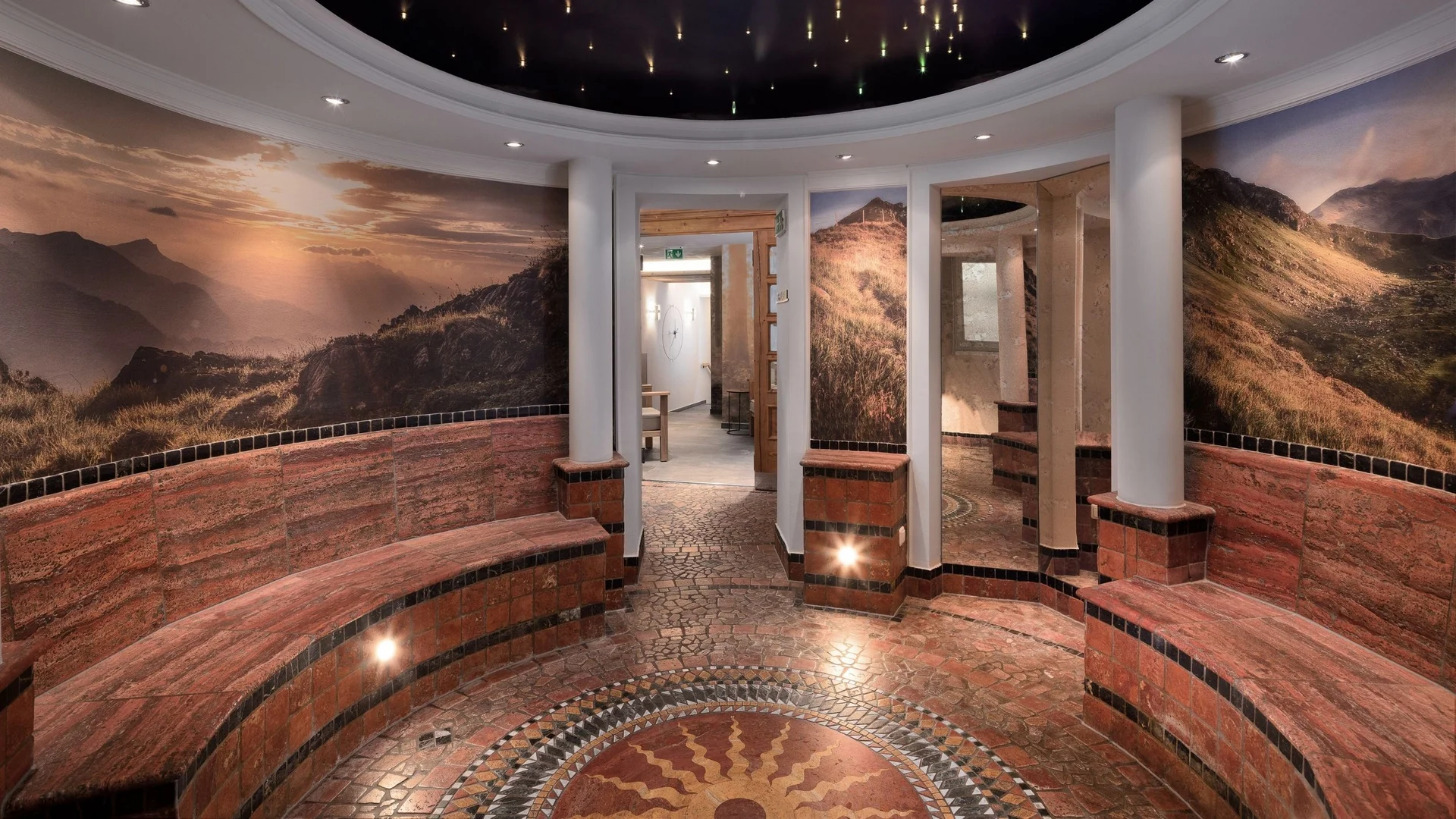 Saunawelt Runder, mit Mosaik verzierter Ruheraum mit Berglandschaftsmotiven an den Wänden