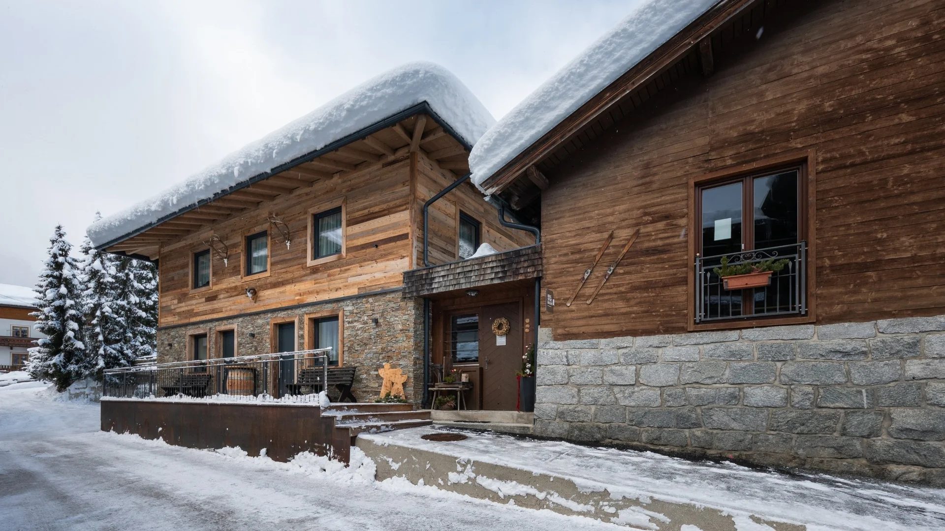 Benefits im Hotel Schneebedecktes Chalet mit Holz- und Steinfassade im Winter
