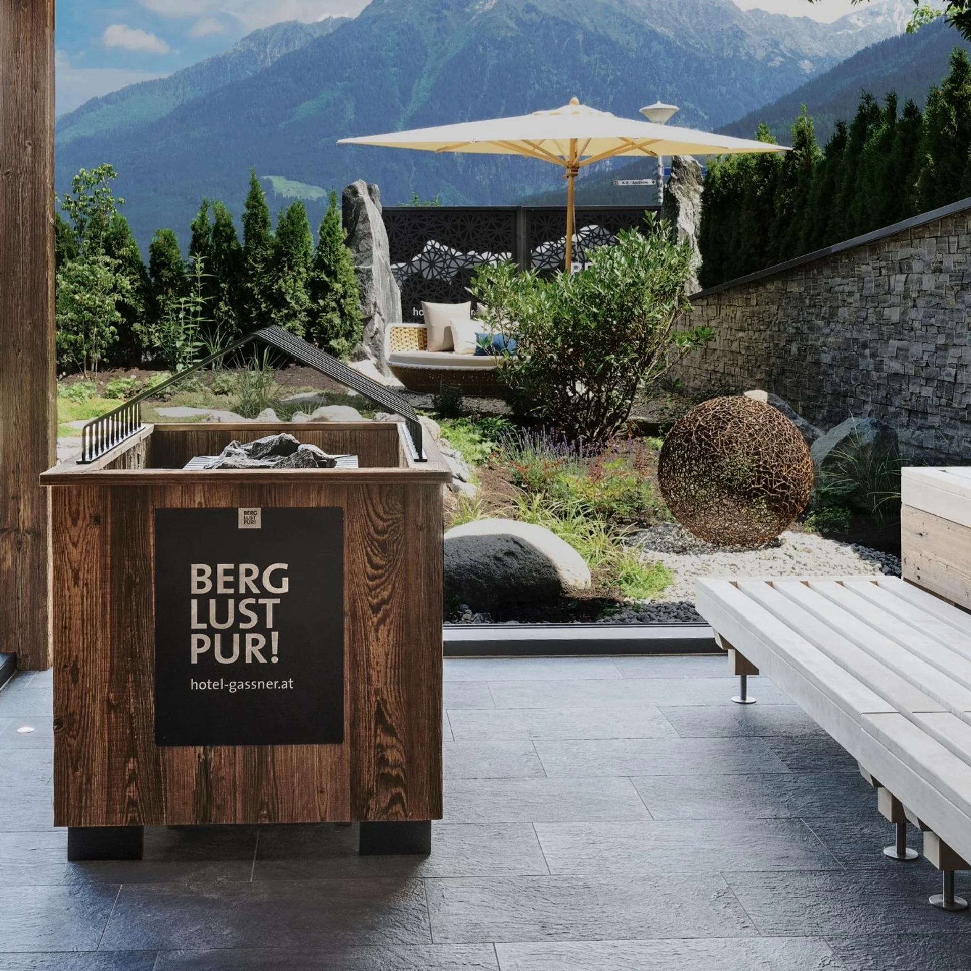 Wellness Sauna mit Blick auf Berge und Garten im Hotel Gassner