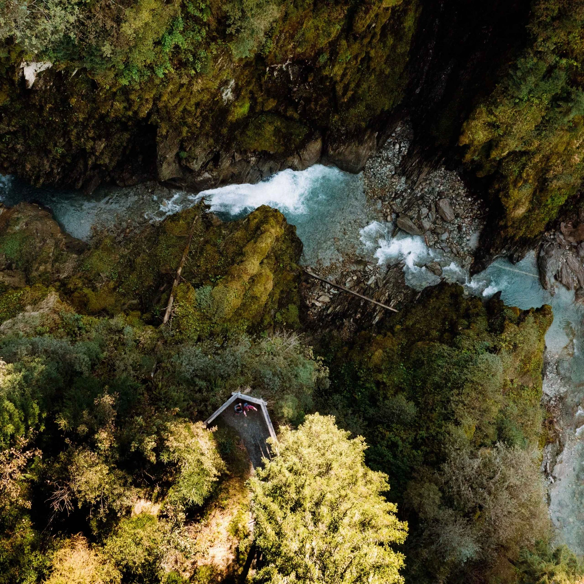 Modell- und Hangfliegen Blick von oben auf grünen Wald mit Fluss und Aussichtsplattform