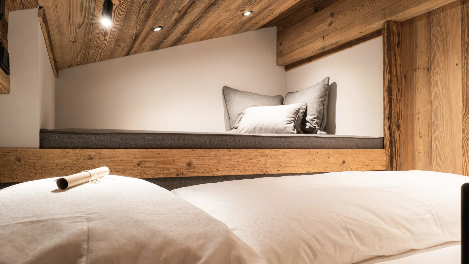 Baumhaus Gemütliche Leseecke mit Kissen und Holzdecke im Schlafzimmer