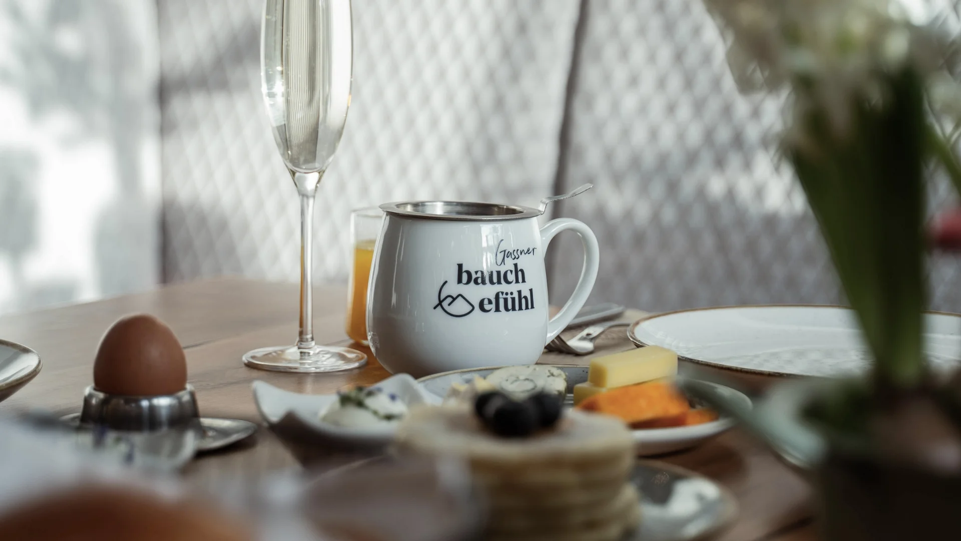 Golfen Frühstückstisch mit Ei, Käse, Getränken und Tasse mit Bauchgefühl Aufschrift