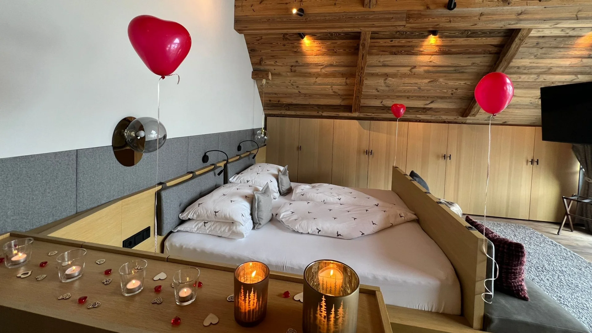 Baumhaus Gemütliches Schlafzimmer mit Herzluftballons, Kerzen und Liebevoller Dekoration