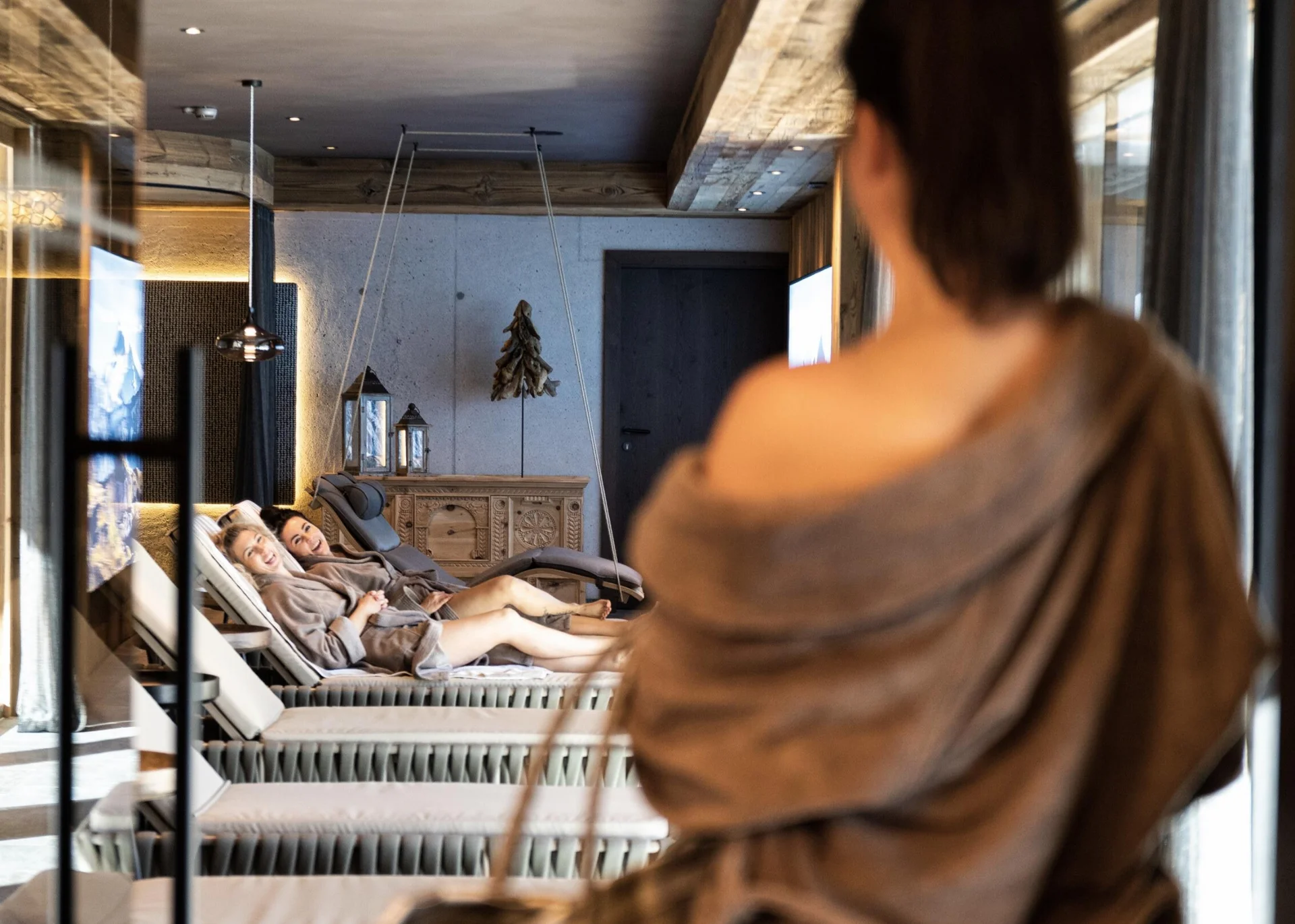 Wasserwelt Personen in Bademänteln entspannen in einem modernen Wellnesslounge-Ruheraum