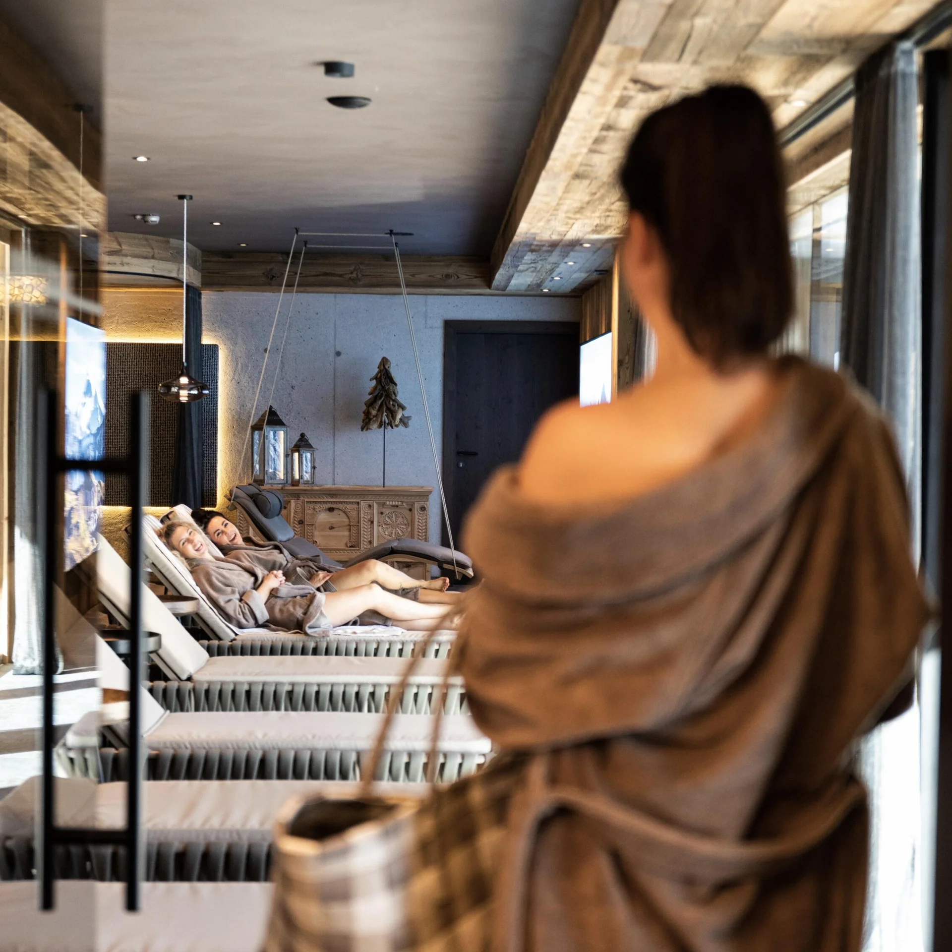 Eisbaden Personen in Bademänteln entspannen in einem modernen Wellnesslounge-Ruheraum