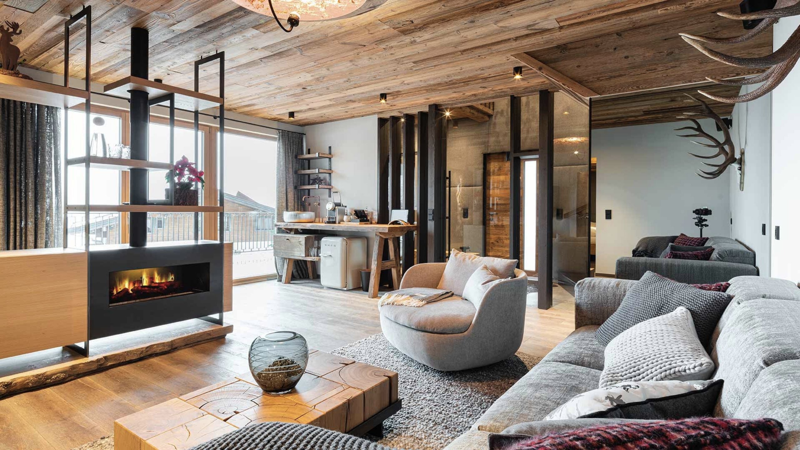 Baumhaus Modernes Wohnzimmer mit Kamin, Holzdecke und gemütlichen Sitzmöbeln