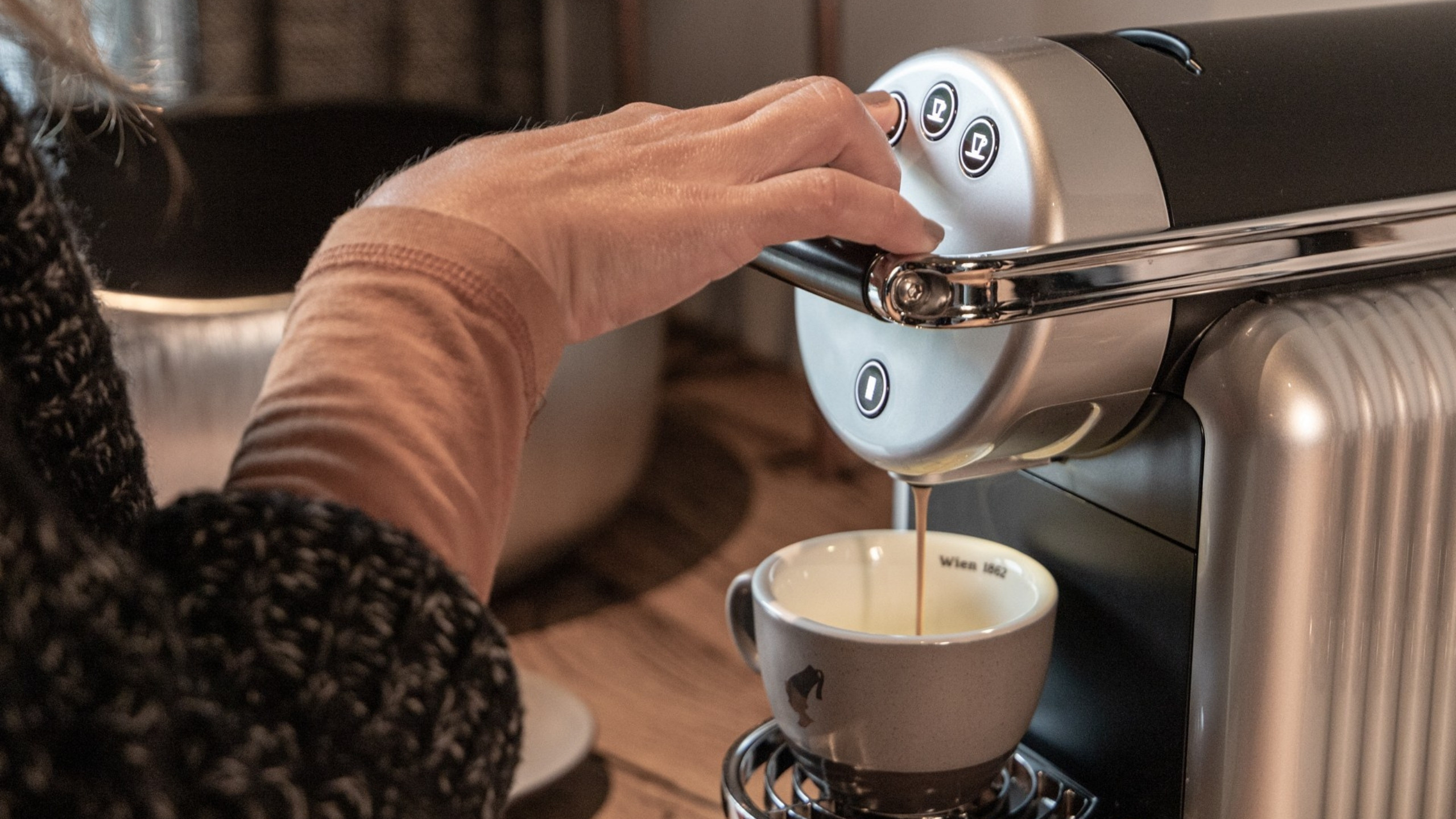 Baumhaus Hand bedient Espressomaschine, Kaffee wird in Tasse gegossen