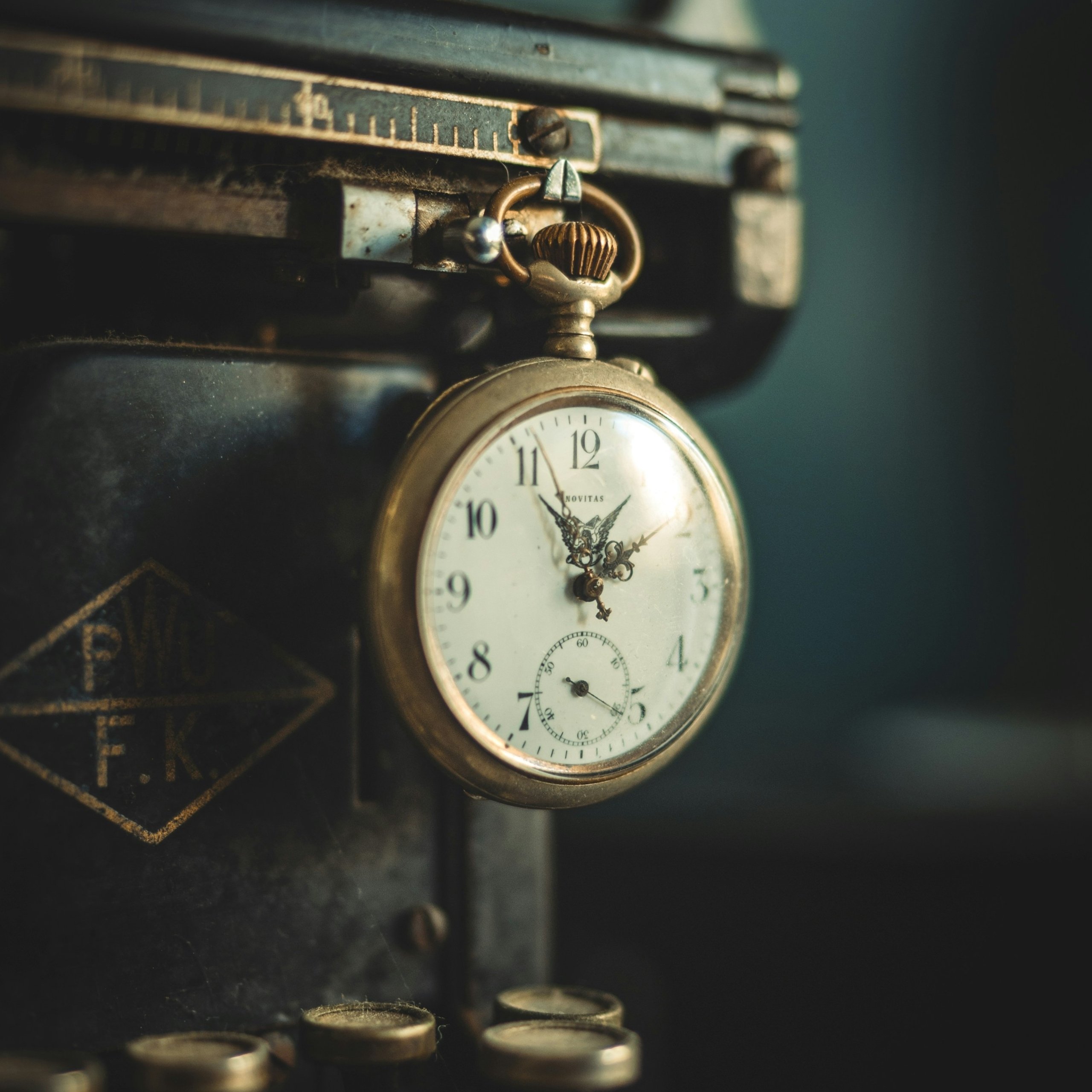 Ausflugstipps Antike Taschenuhr hängt an einer alten Registrierkasse