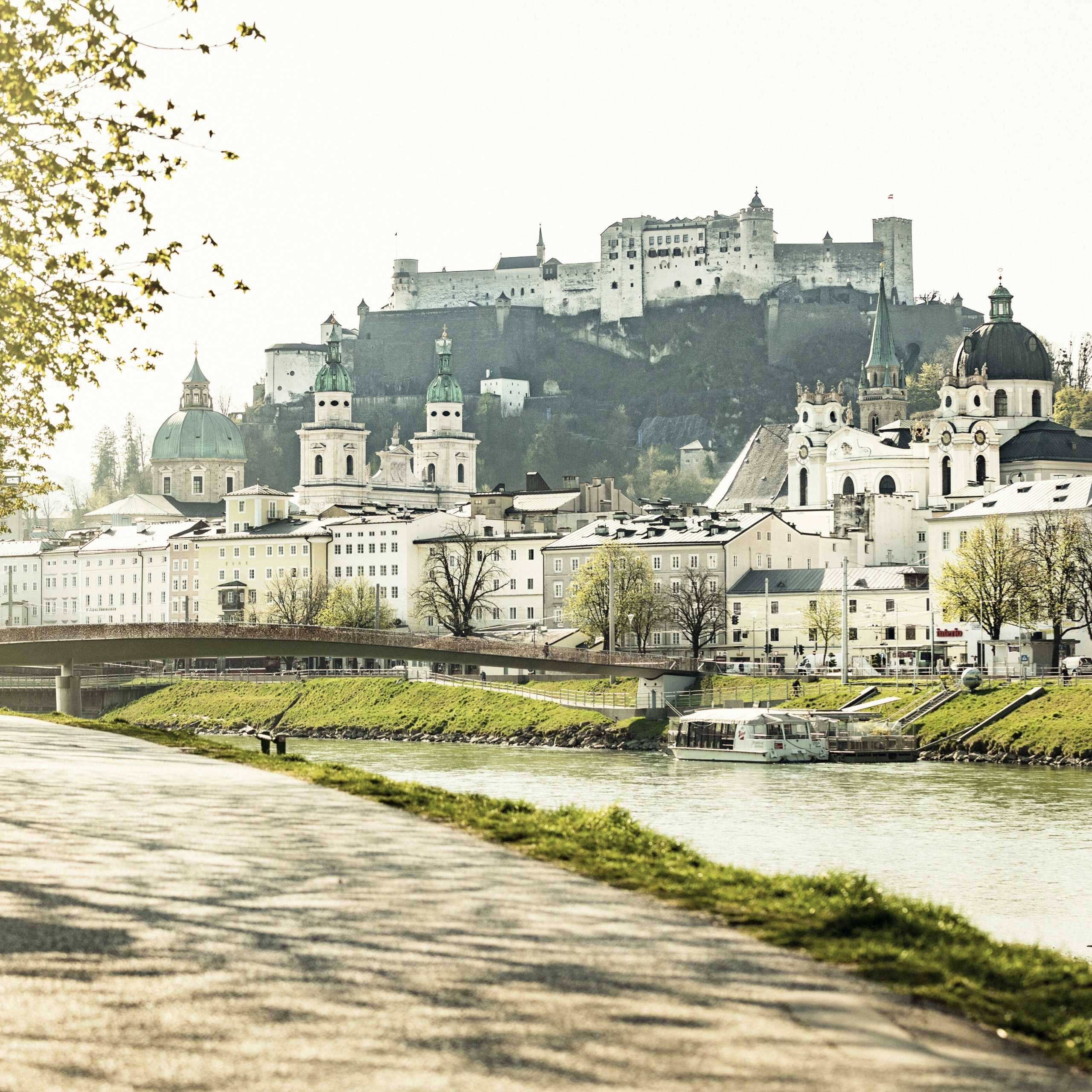 Ausflugstipps Blick auf Salzburg mit Festung Hohensalzburg und Salzach im Vordergrund