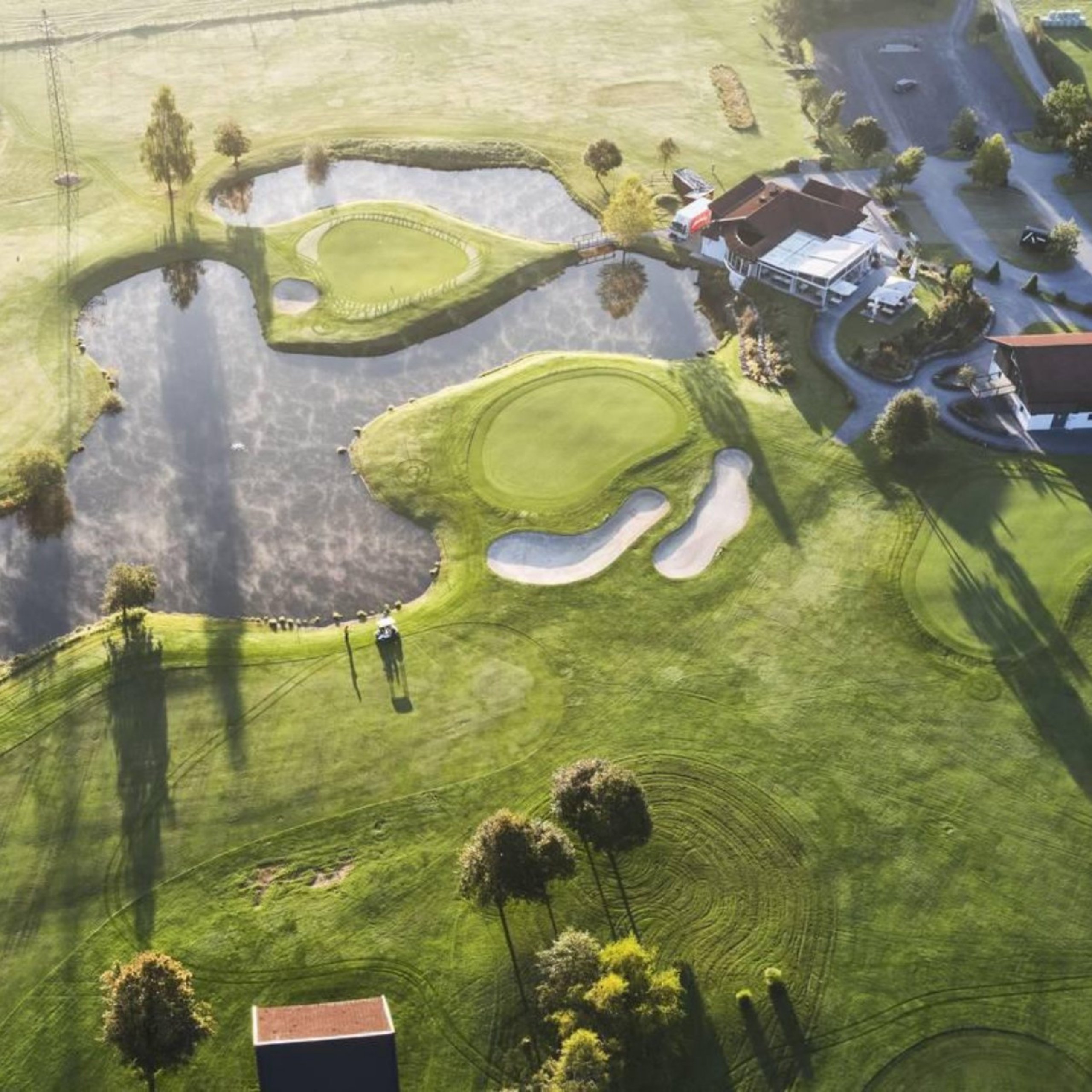 Ausflugstipps Luftaufnahme des Golfclubs im Mittersill mit Wasserhindernissen und Clubhaus