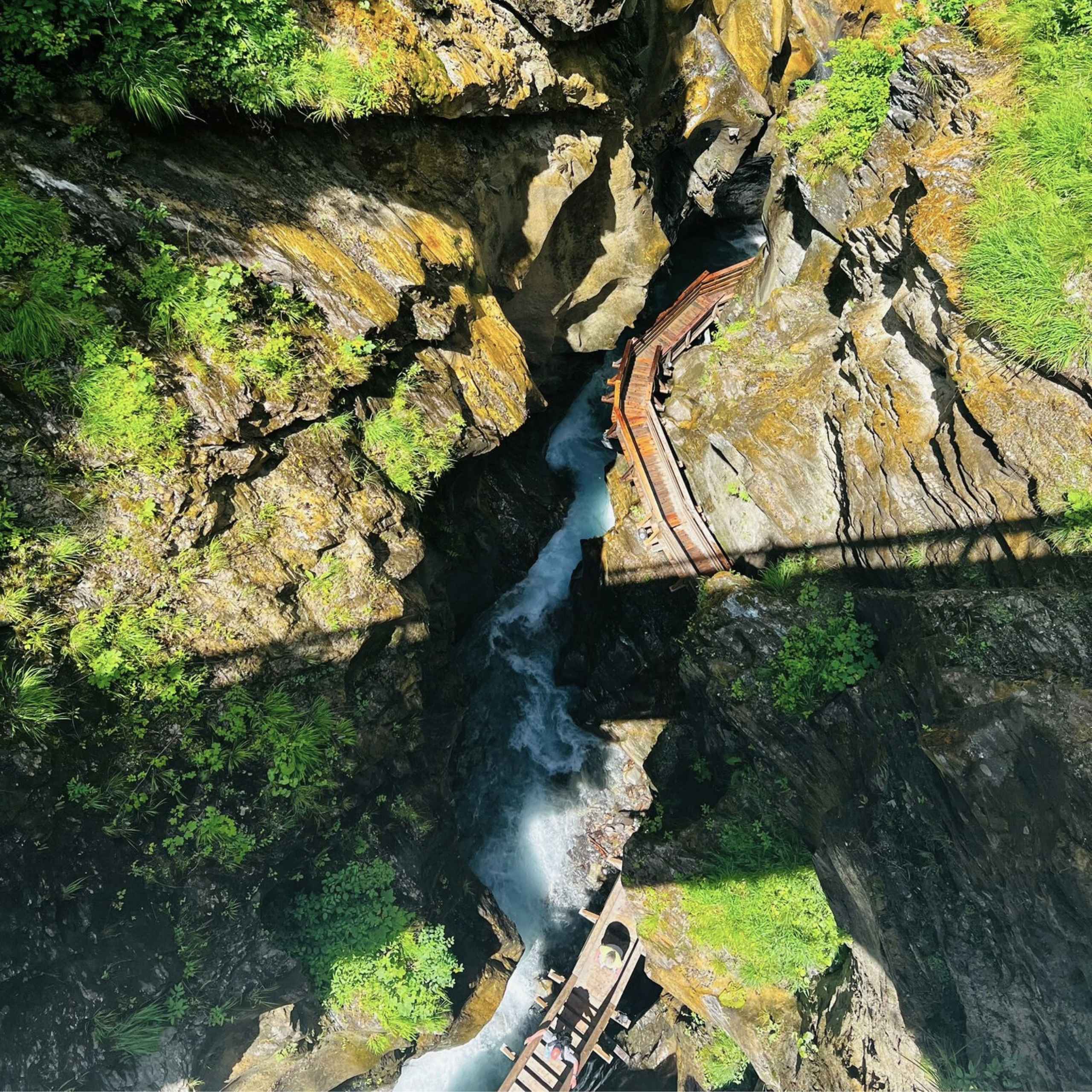 Ausflugstipps Blick von oben auf eine enge Schlucht mit Fluss und Holzstegen