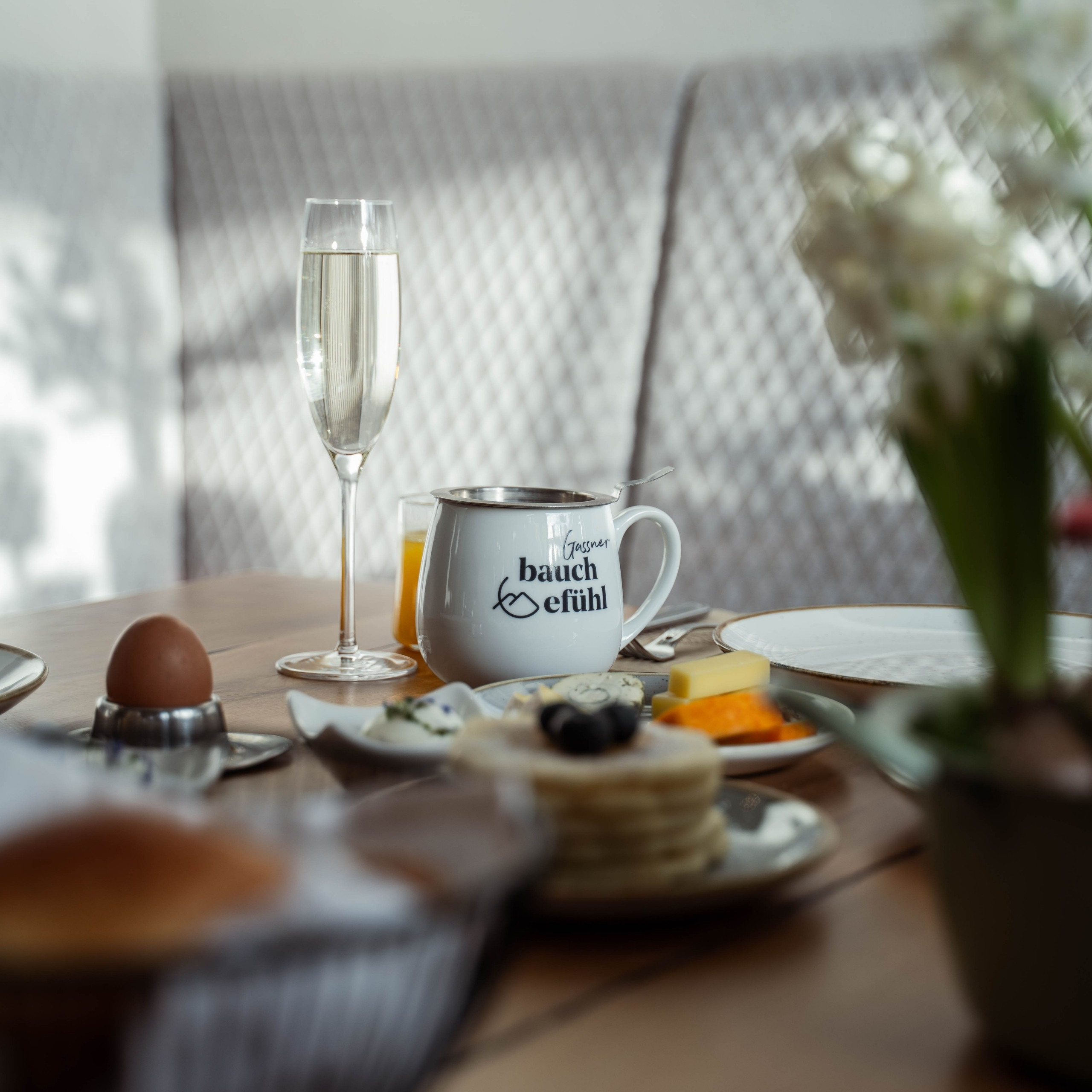 Jobs Frühstückstisch mit Eierbecher, Champagnerglas und Tasse mit Aufschrift