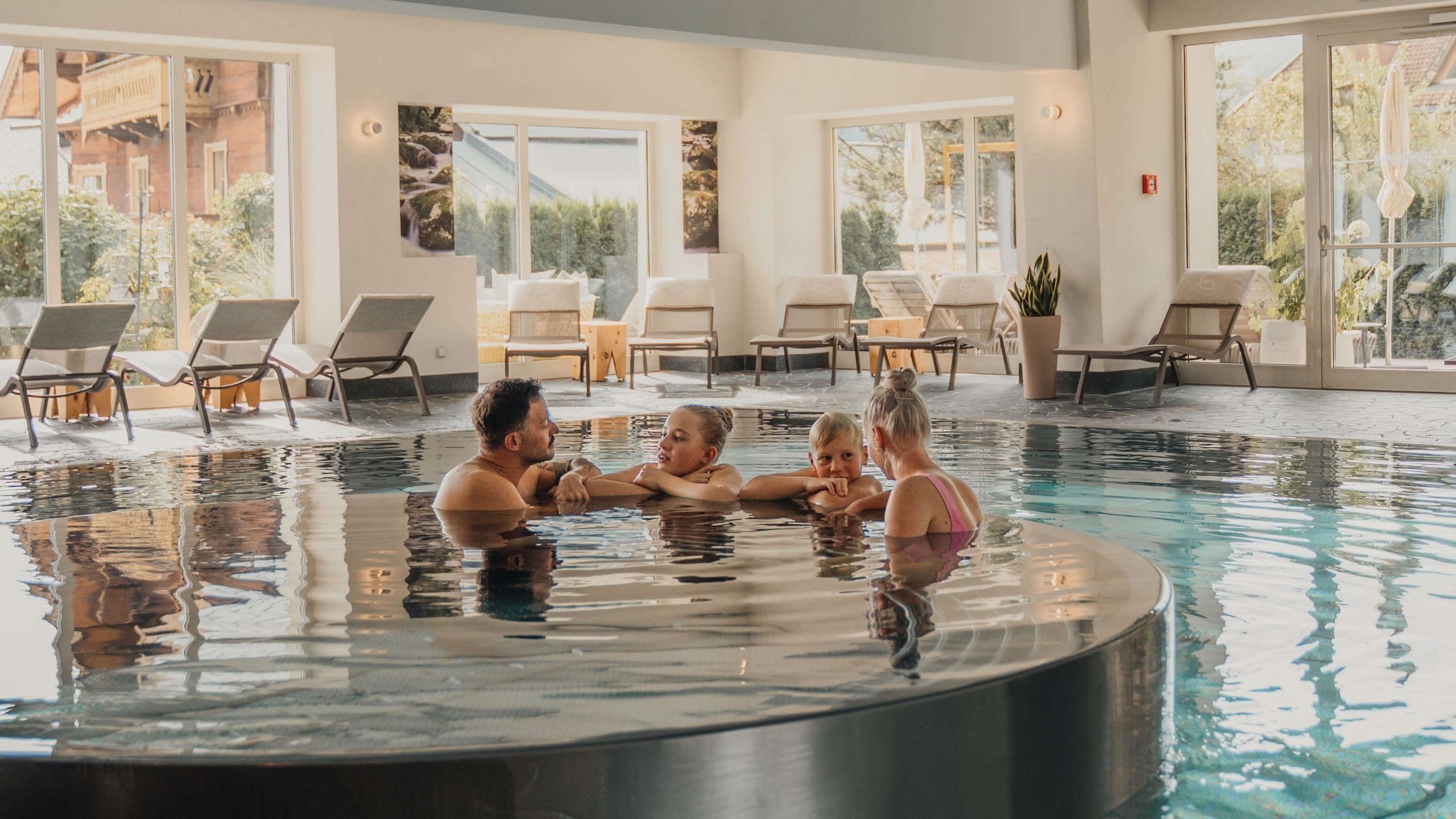 Wasserwelt Familie mit Kindern entspannt im Pool eines Spa-Hotels