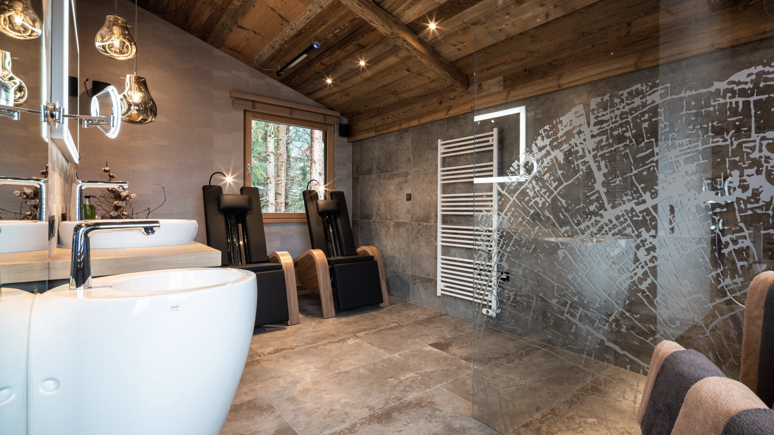 Baumhaus moderner spa-raum mit holzdecke, zwei relaxsesseln und glasdusche