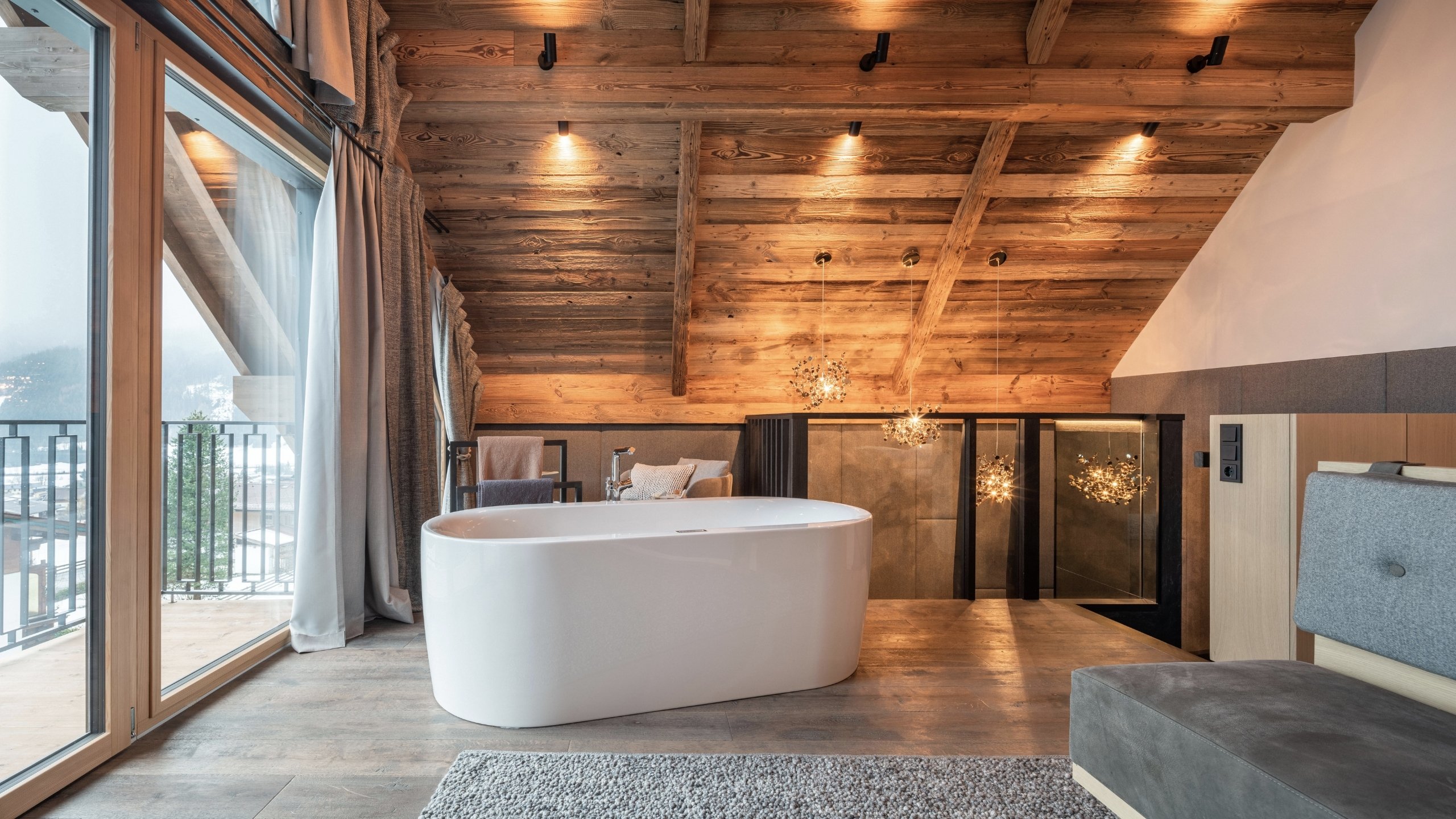 Baumhaus Moderne Badewanne im Holzinterieur mit Panoramablick