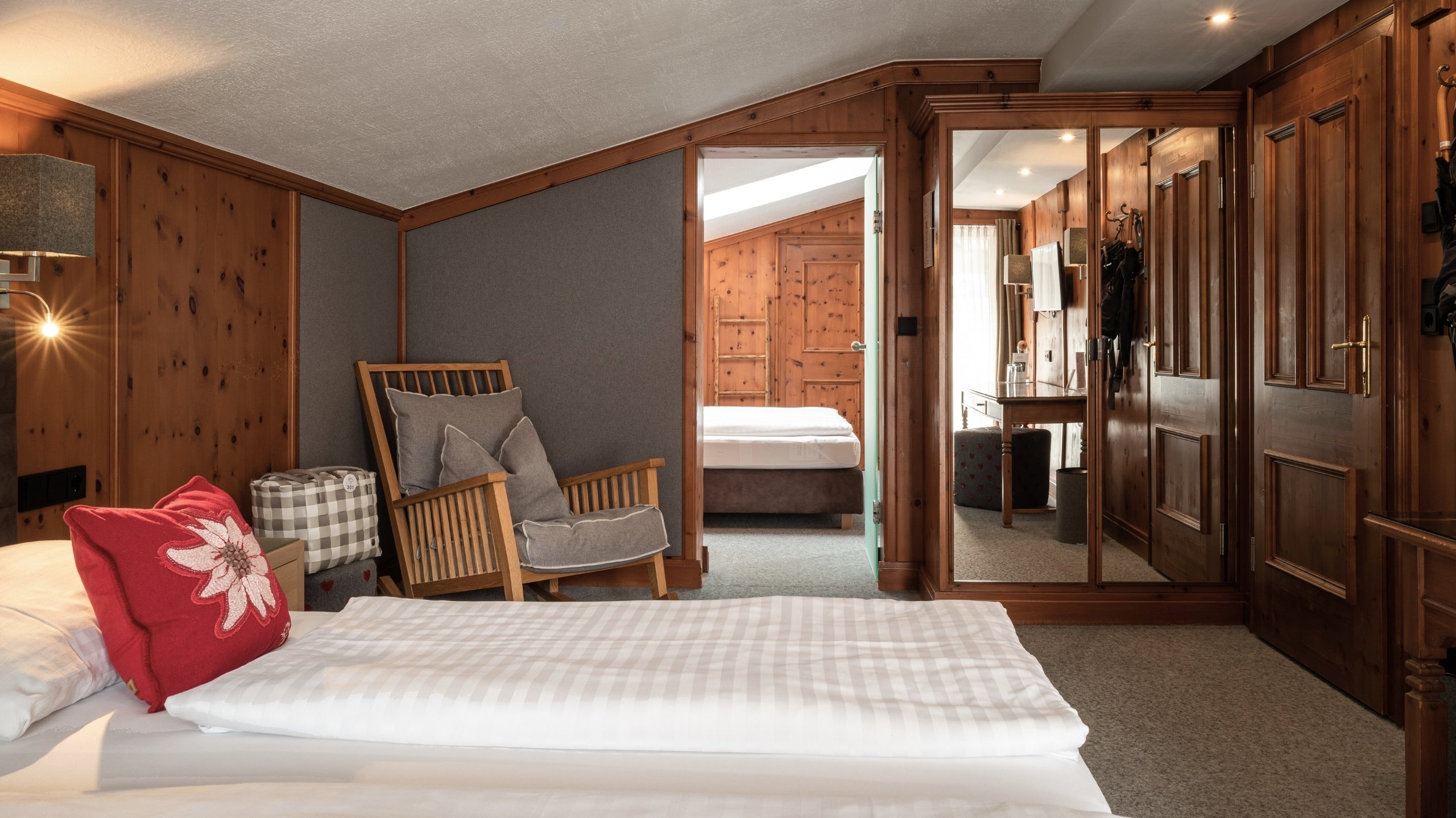 Wohnen Gemütliches Schlafzimmer mit Holzmöbeln und ausklappbarem Sessel
